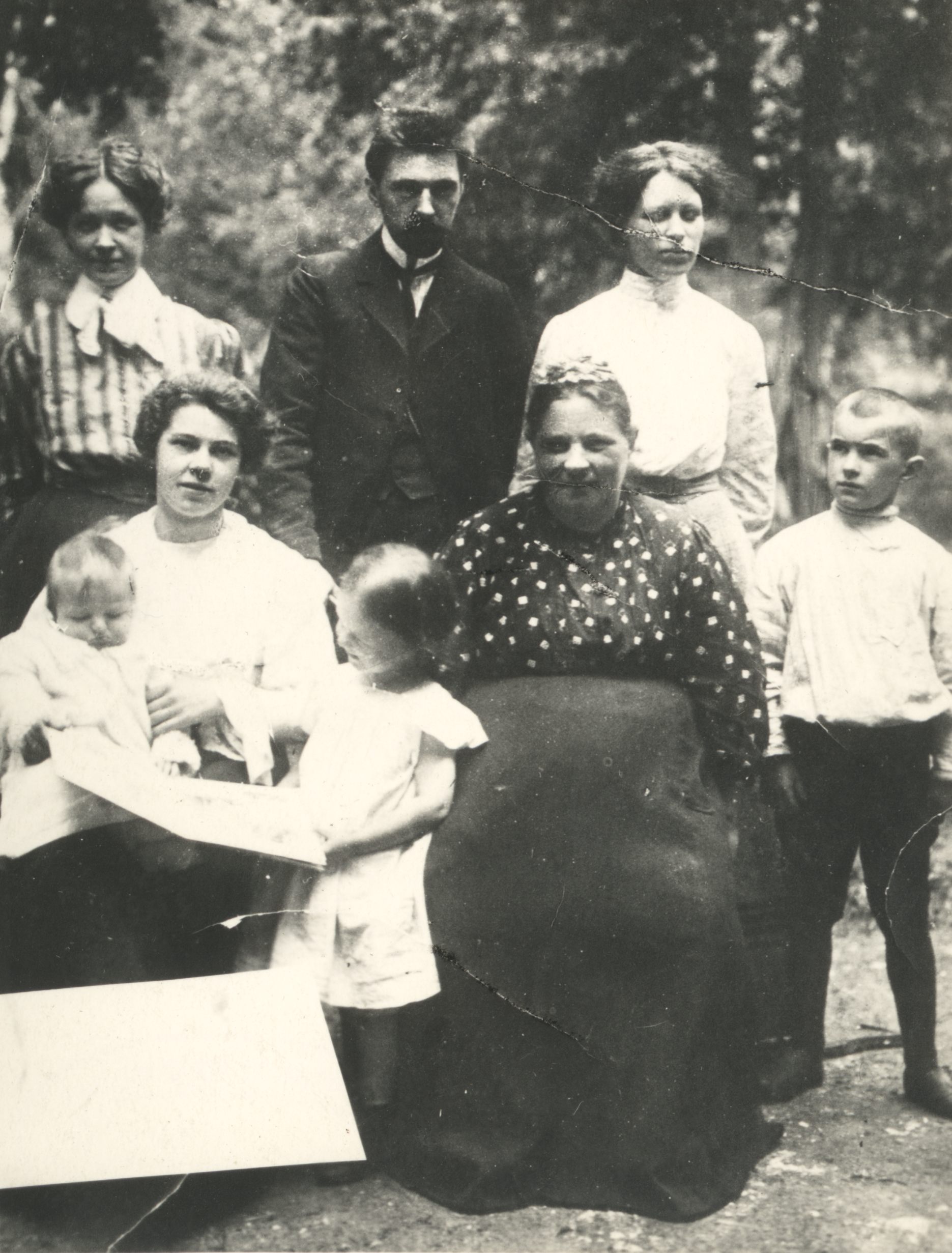 Marie Under, Karl Hacker, Berta Under, Karl Hacker's sister and mother and m. Under's children in the summer of 1906 near Moscow