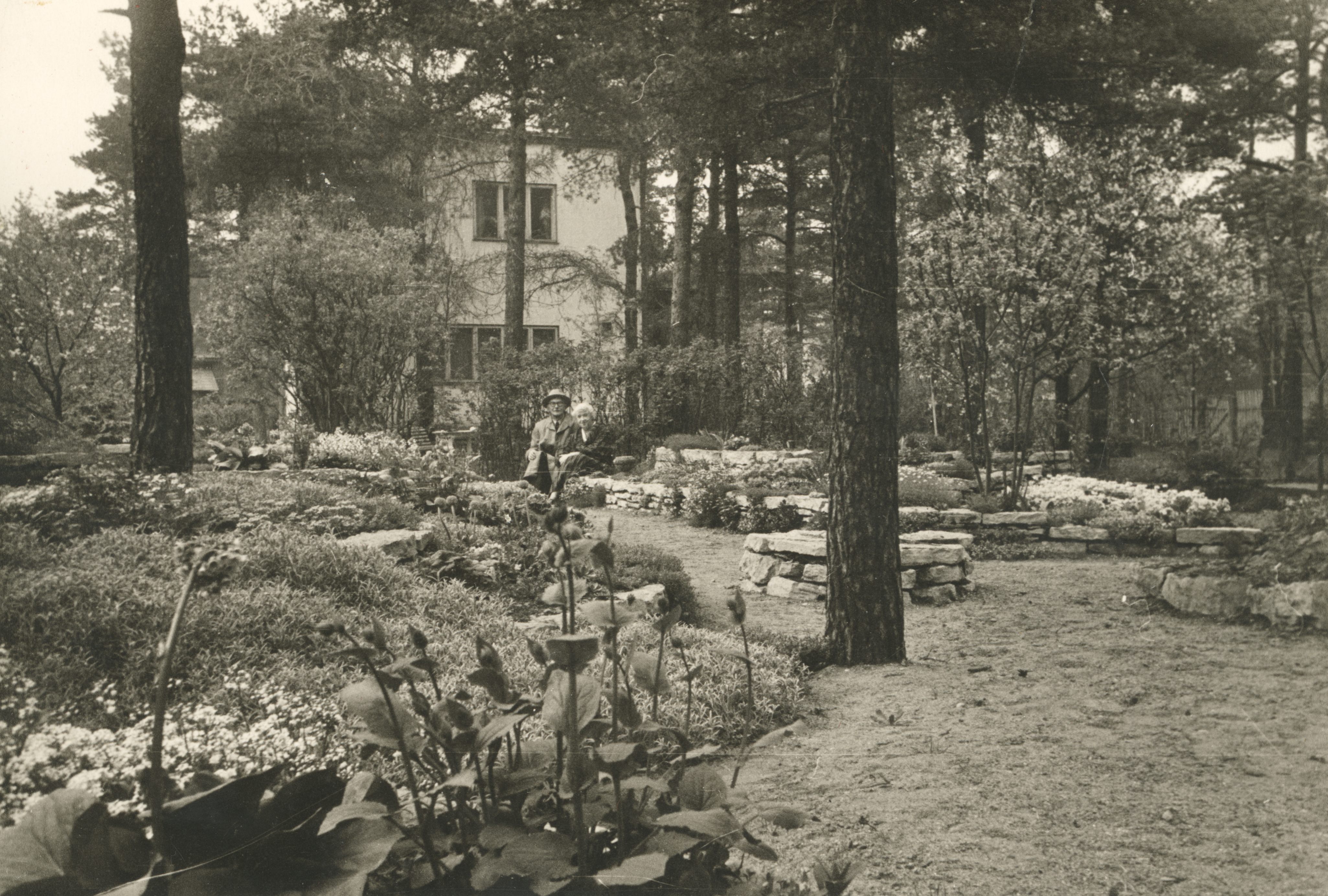 Under-Adson's residence a. 1933-1944 Vabaduse pst in Tallinn. 12. In the garden are sitting in Elo and Friedebert Tuglas