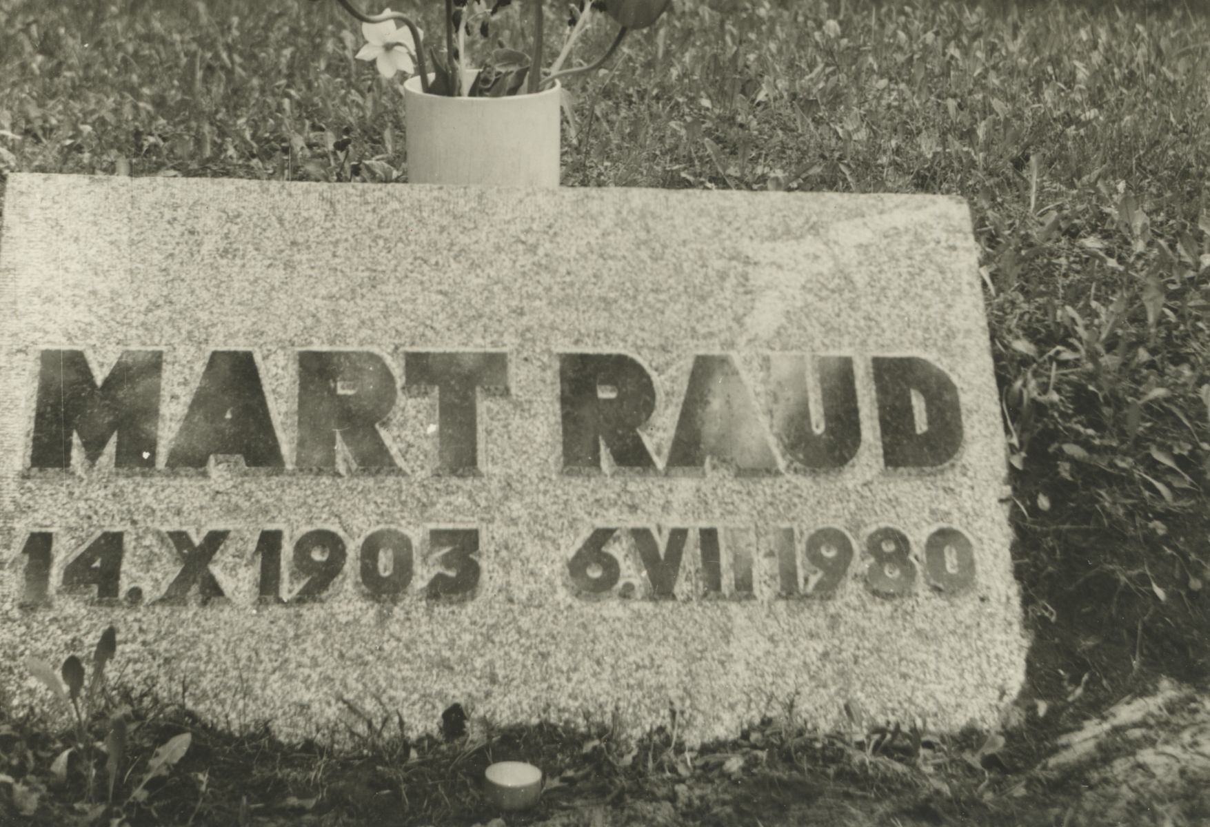 Mart Raud Grave in Tallinn on the Forest Hall