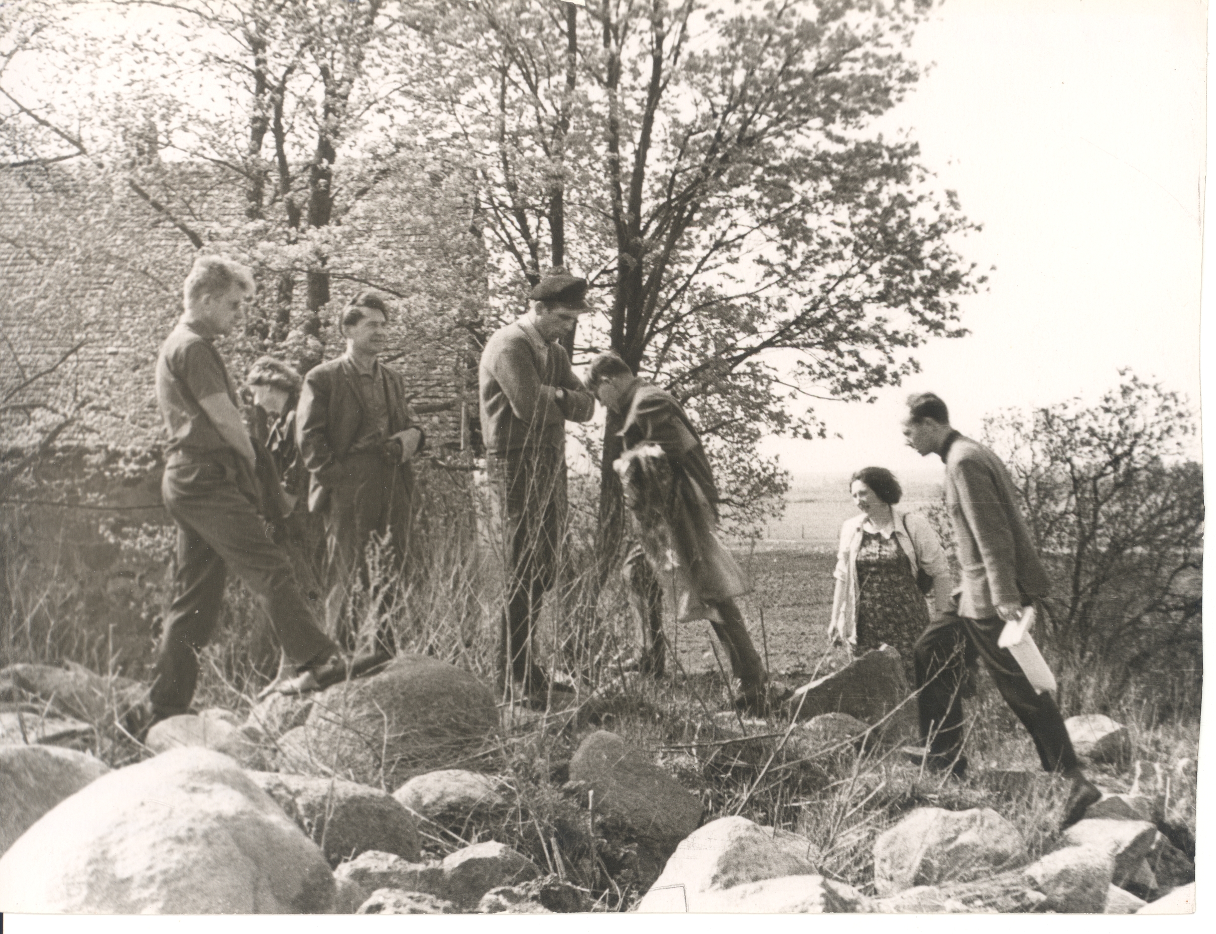 Employees of the Literature Museum and KKI at m. Metsanurga homepage at the courtyard