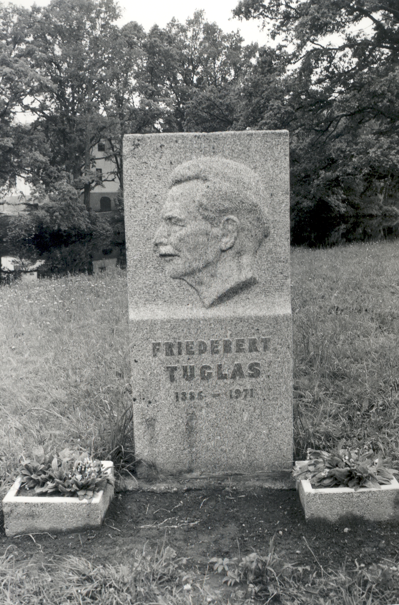 From the expedition of km employees in 1986. a. f. Tuglase monument step in front of Ahja schoolhouse