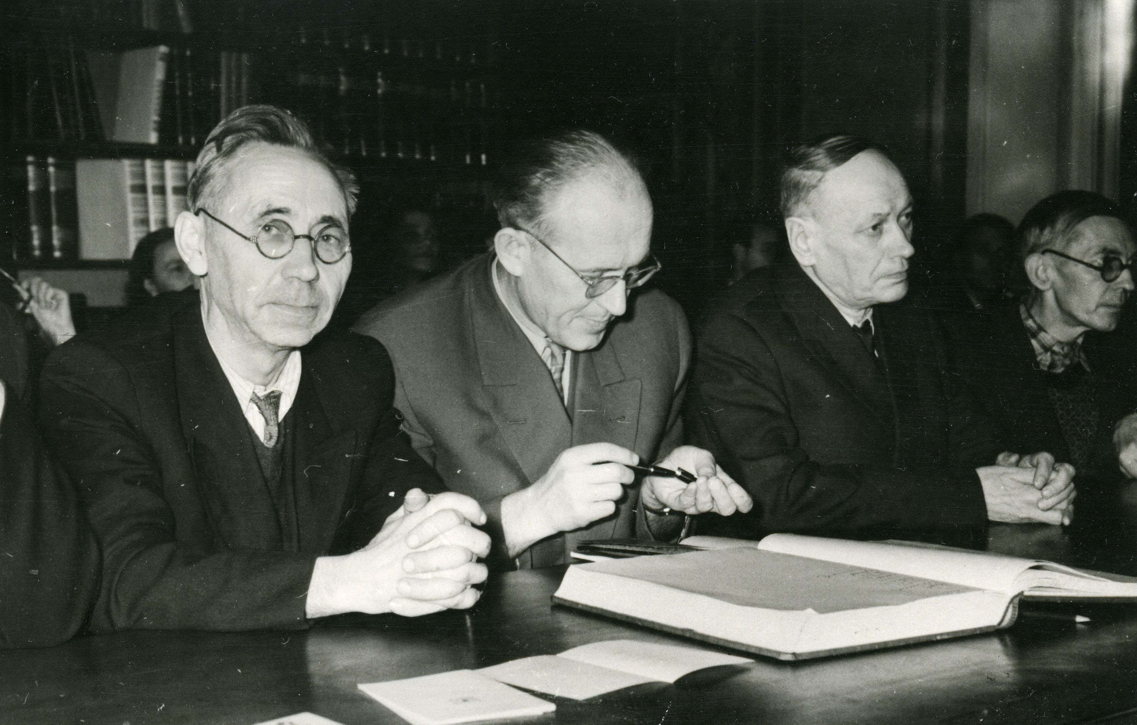 Kreutzwald Day ENSV he Fr.R. Kreutzwaldi nim. The Museum of Literature 26-27.12.1960. VAS. : August Annist, August Sang, Nigol Andresen, Leo Anvelt.