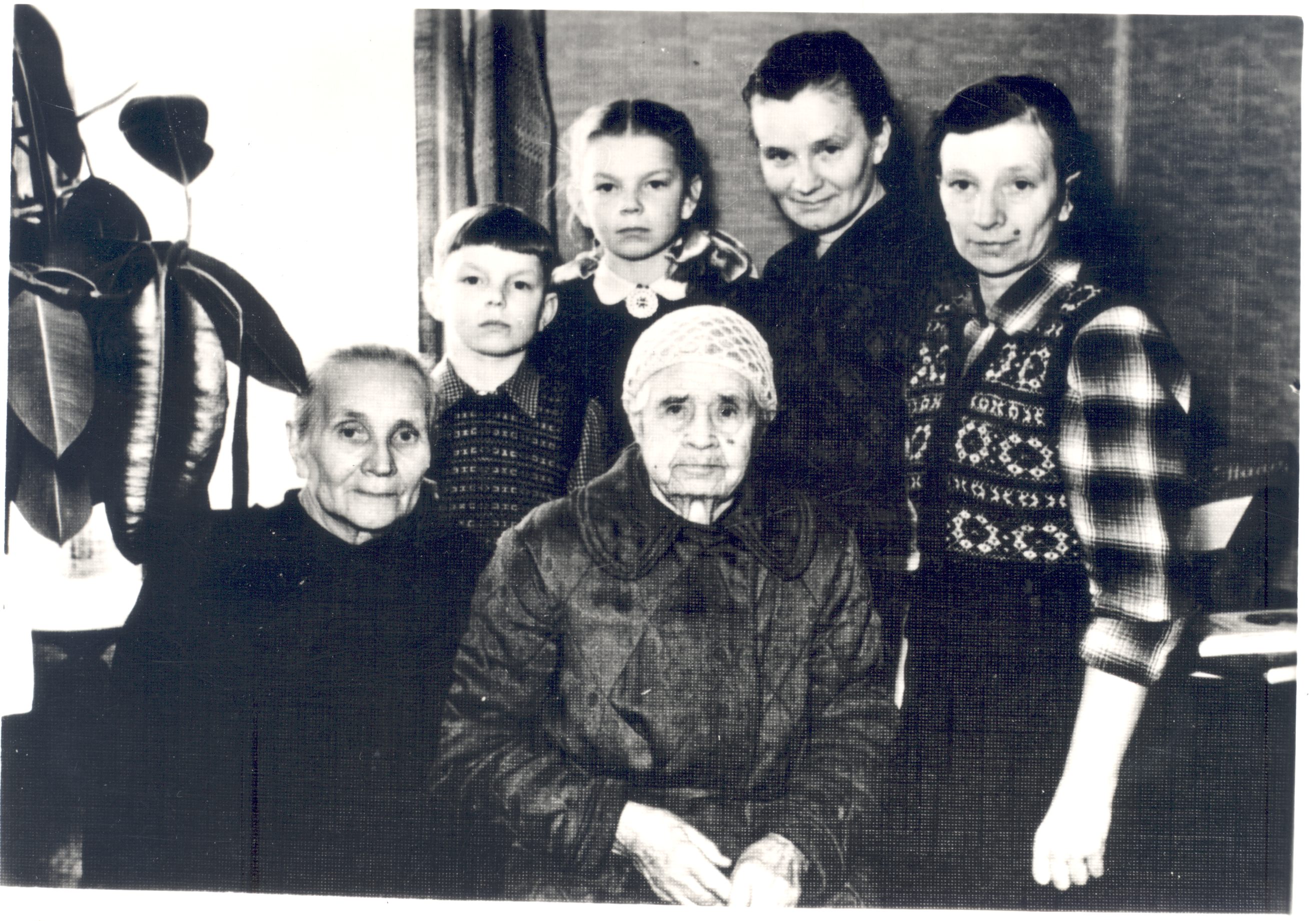 Wound, Anna, Liisa Vassil, Tõnu Haldre, Anu Haldre, Meeta Haldre and Ella Alekand in 1954.