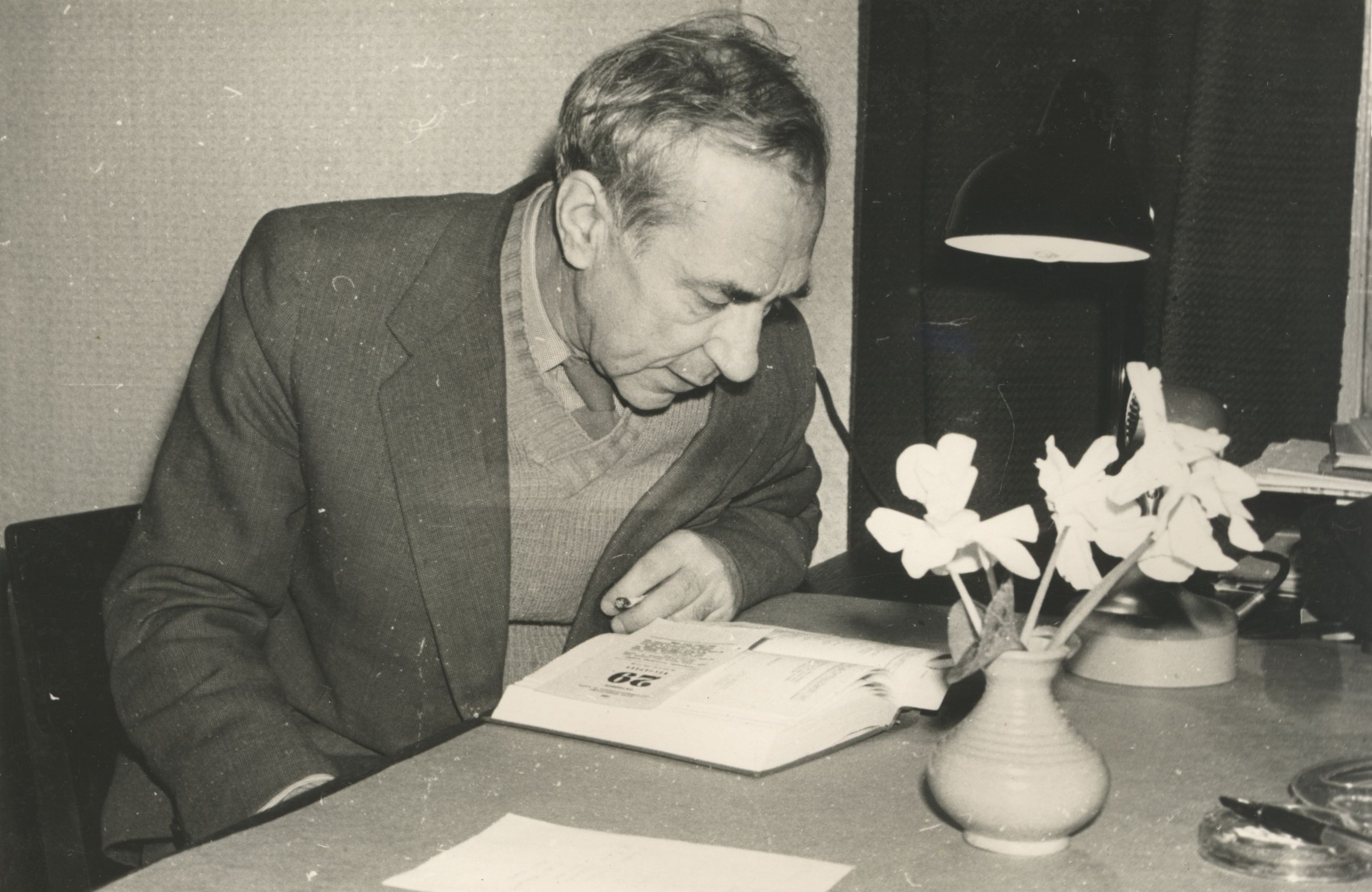Mart Raud 27 November 1959 at the sound recording in Tallinn
