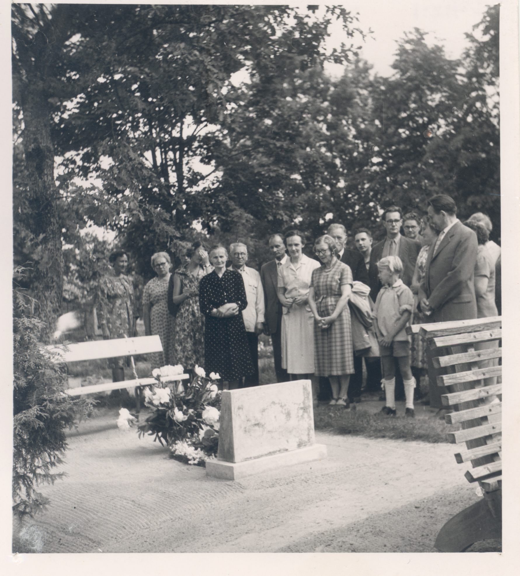 Wulff, Gustav funeral in Otepää cemetery on June 24, 1960. (Ingrid Loosme, Olga Huff, Ain Forestküla, Paul Rummo, Find Laidwater, Salme Meos, Jaan Toomla, Edvard Ertis, etc.)