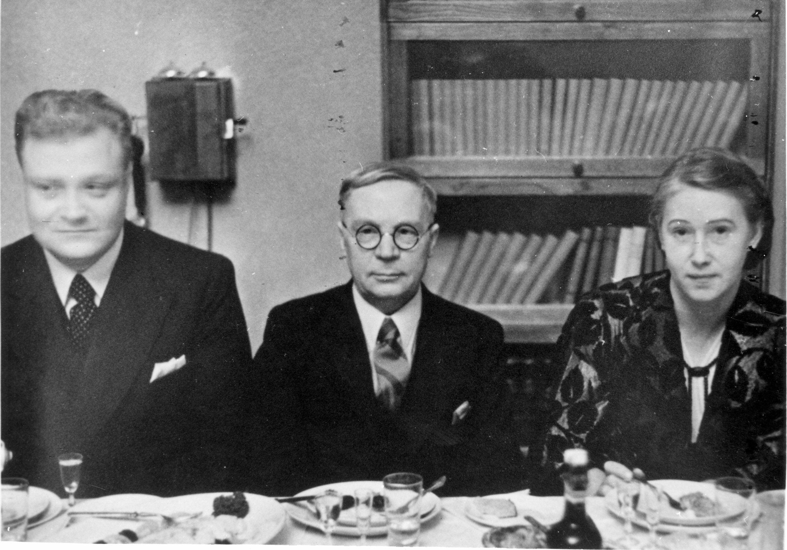 Mait Metsanurga 19th anniversary banket in Tartu Literature House. 1939 vas: August Jakobson, Mait Metsanurk, Elo Tuglas