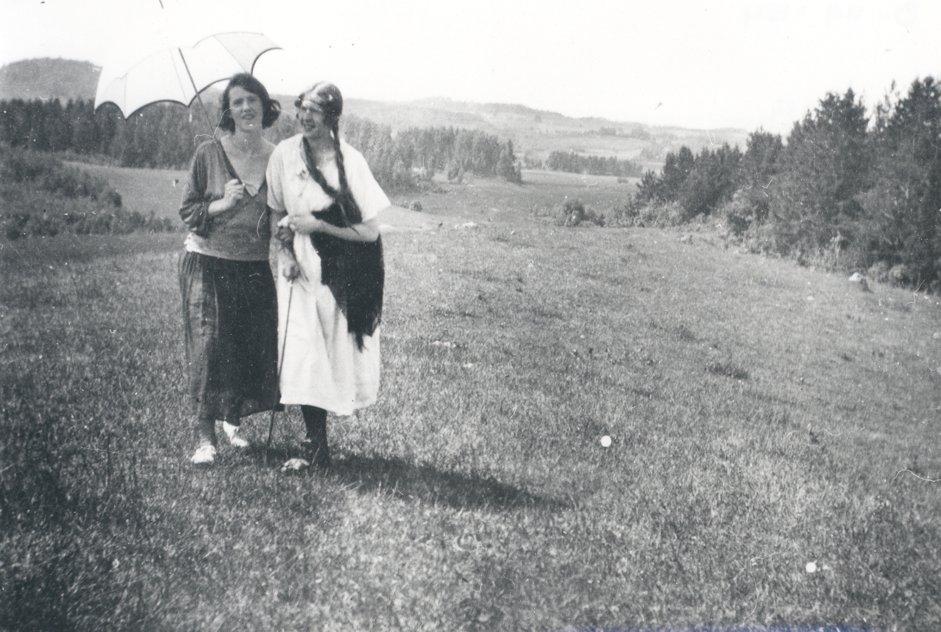 Elo Tuglas and Selma Oinas-Kurvits are commemorated in Kasaritsa Puiga farm in 1921-22