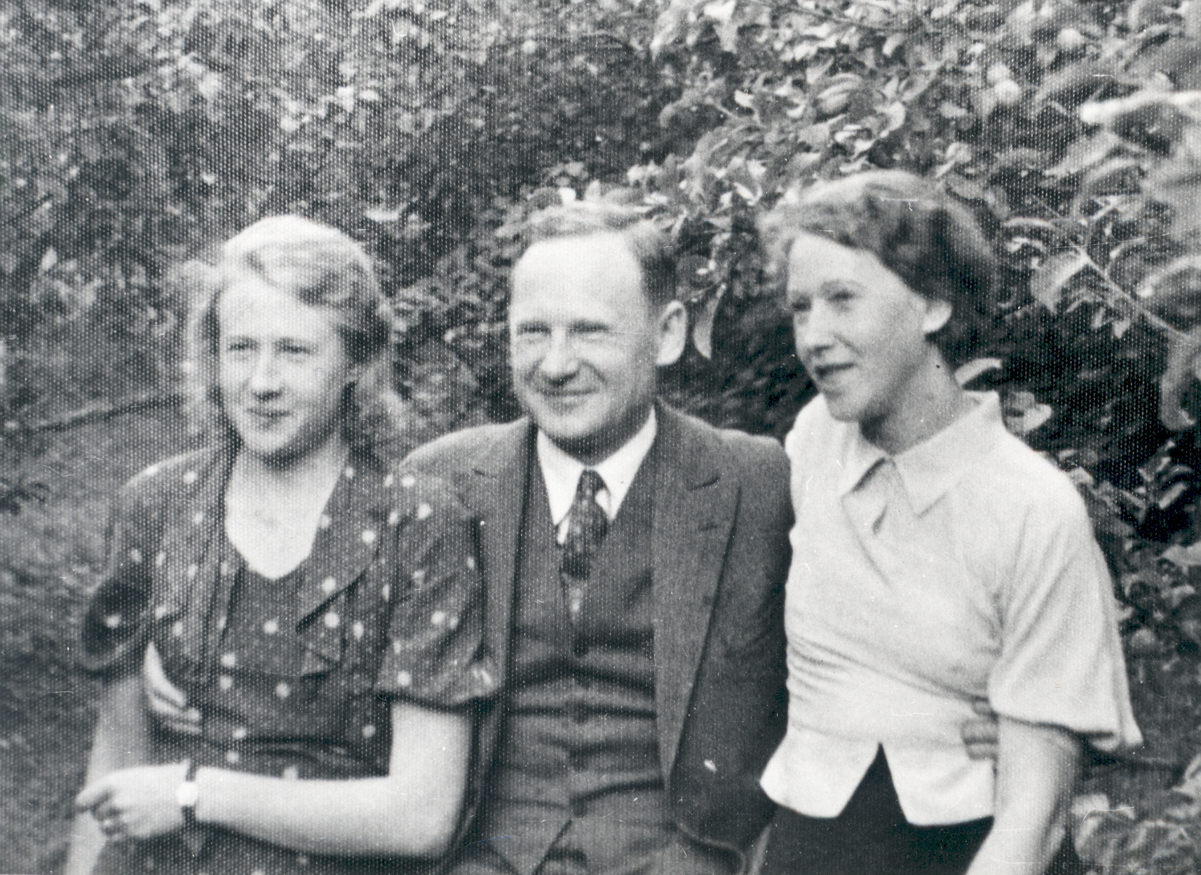 Selma Oinas-Kurvits, Aleksander Oinas and Elo Tuglas Haapsalu in 1935