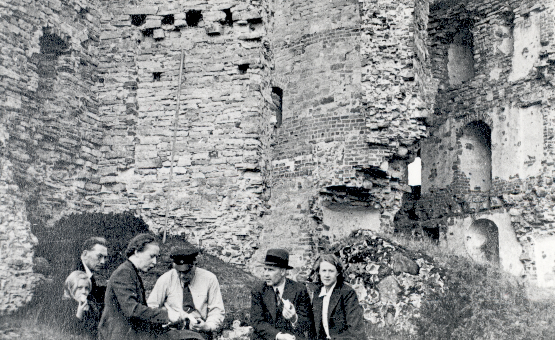 E. Eesorg, f. Tuglas, e. Tuglas, ?, p. Kurvits, s. Oinas-Kurvits Vastesliinas, June 1938