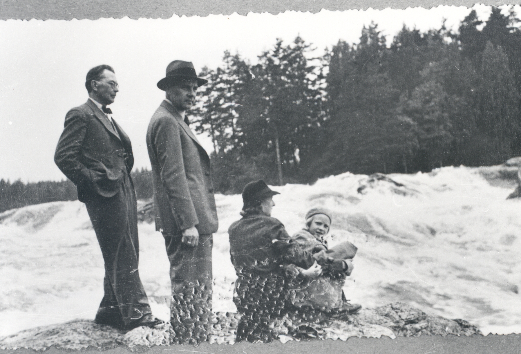 F. Tuglas, p. Kurvits, s. Oinas-Kurvits, e. Eesorg. Vallinkoski, July 1938