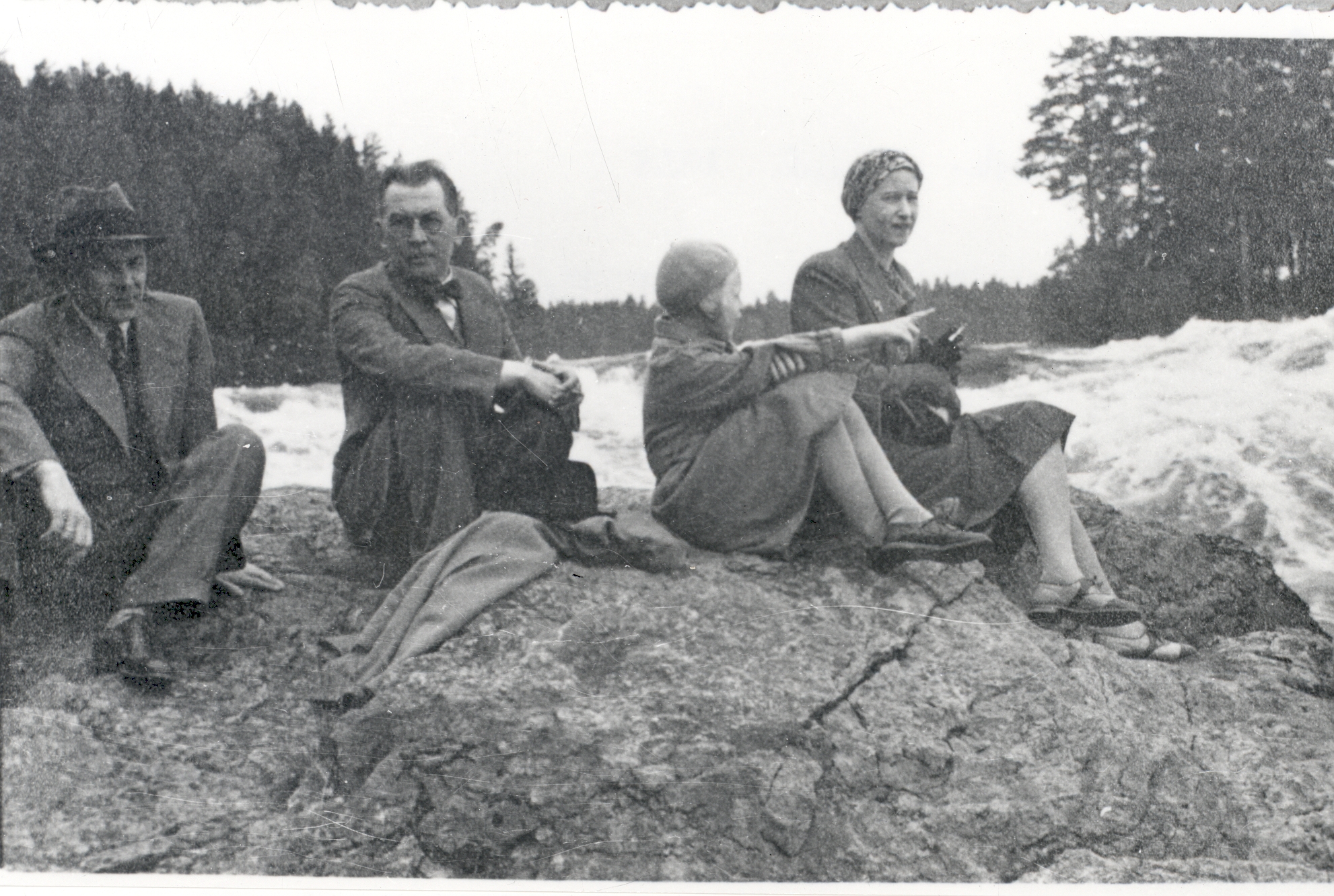 P. Kurvits, f. Tuglas, e. Eesorg, e. Tuglas. Vallinkoski, July 1938
