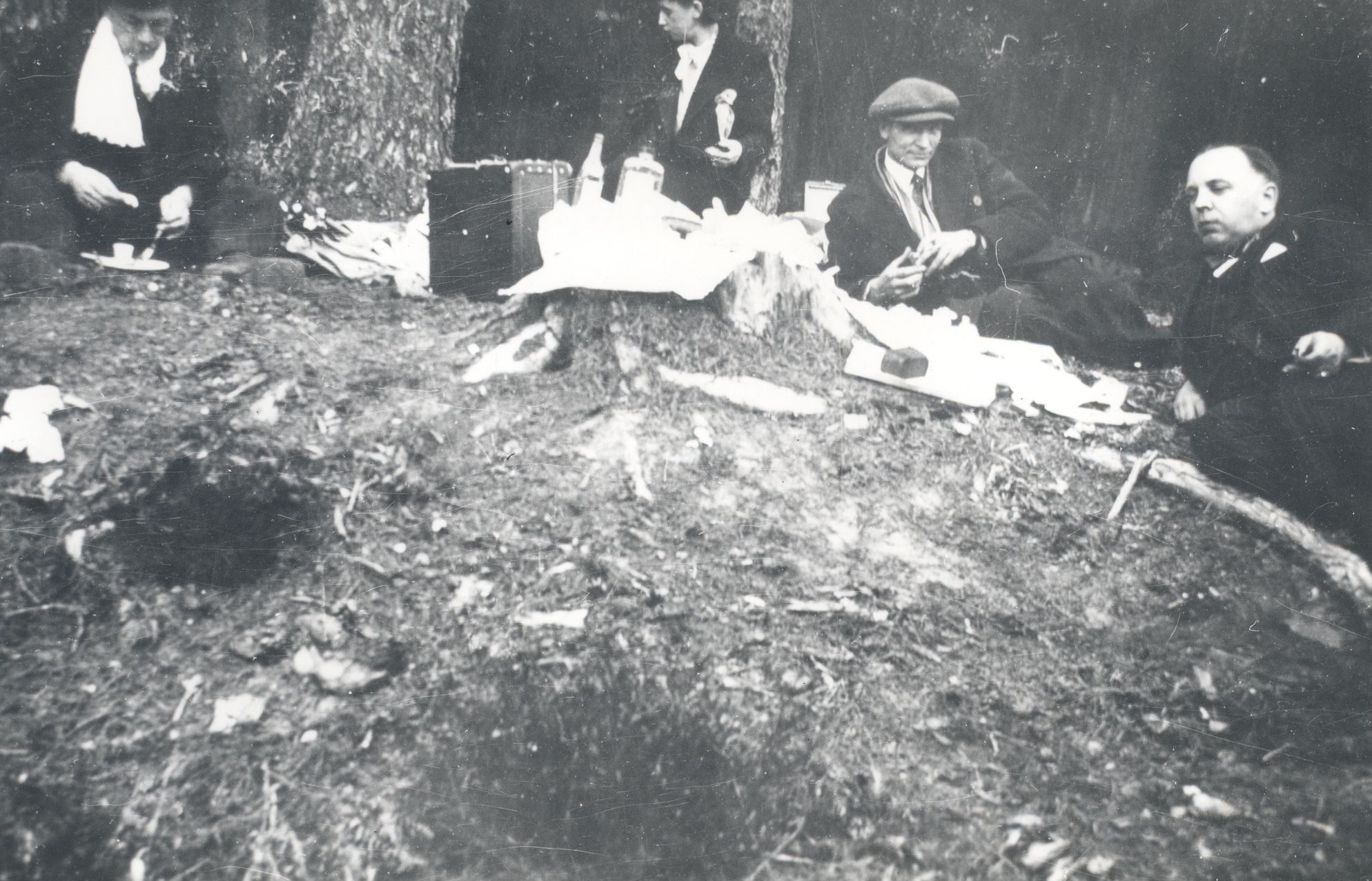 F. Tuglas, e. Tuglas, driver ?, Treumann. Round around Lake Võrts, 30. IV 1939