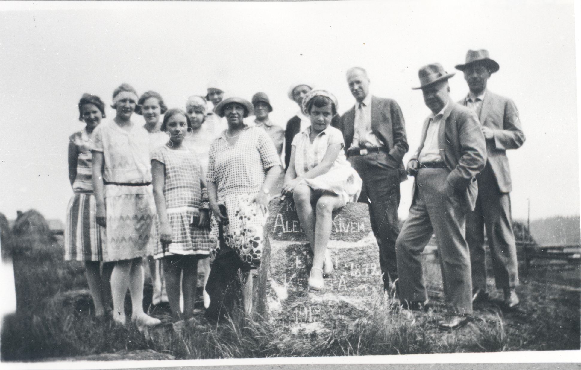 Palojoel a. Kivi's birthplace on 22 July 1929. On the right f. Tuglass