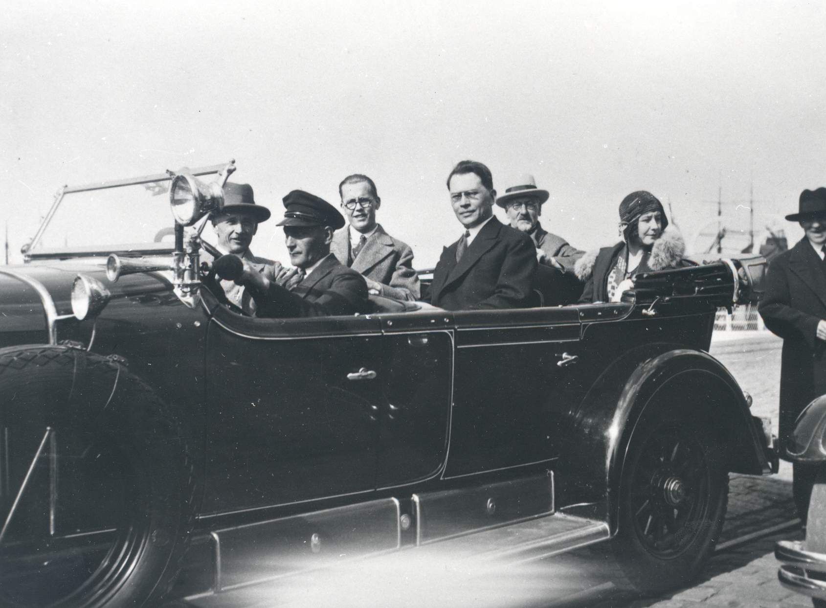 On the way with Finnish writers from the port of Tallinn, May 29, 1931. VAS: K. Ast-Rumor, driver, L. Viljanen, f. Tuglas, J. Kianto, e. Vaara?