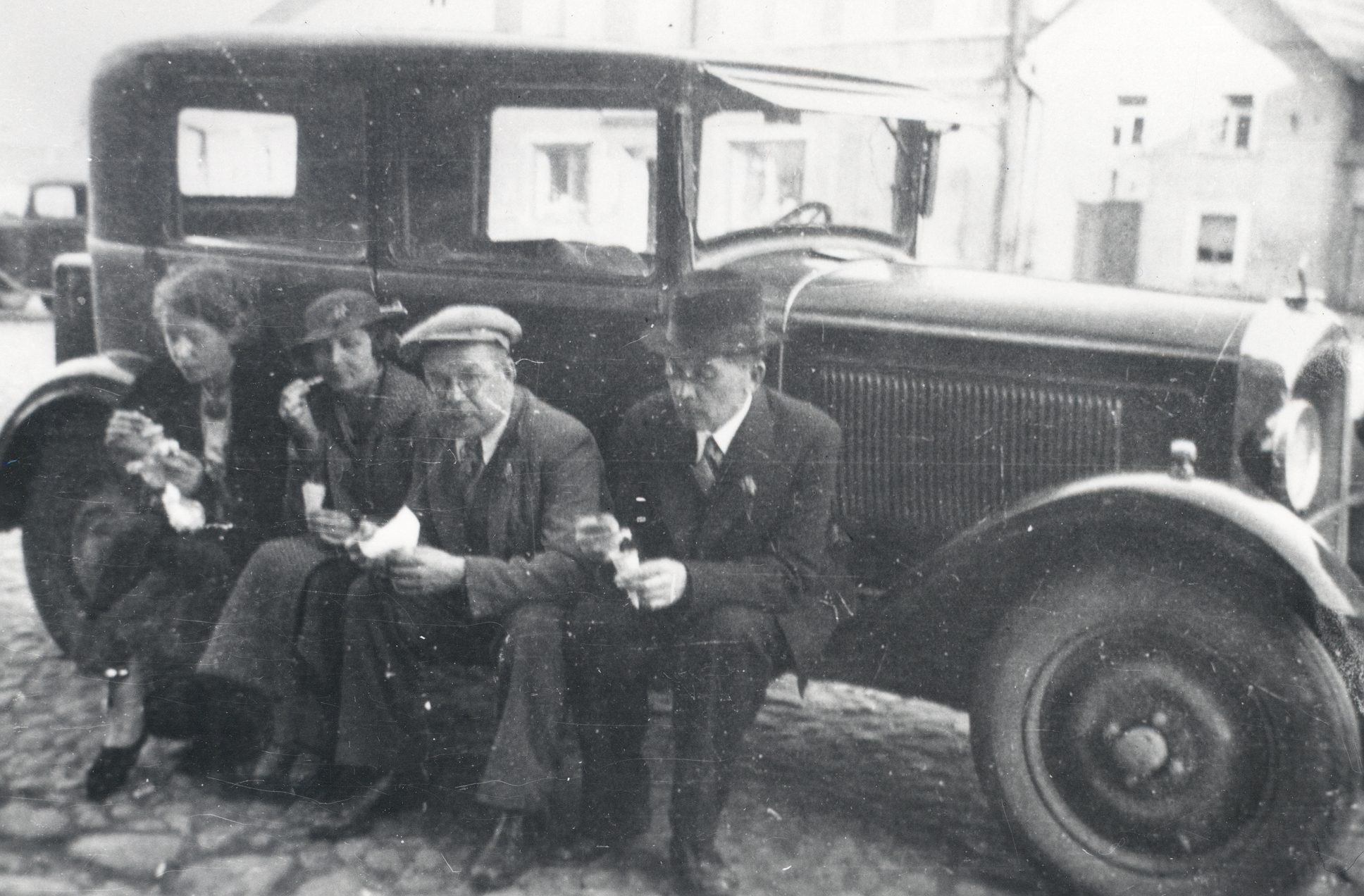 Petseri trip, spring 1937. On the left e. Tuglas, on the right f. Tuglas