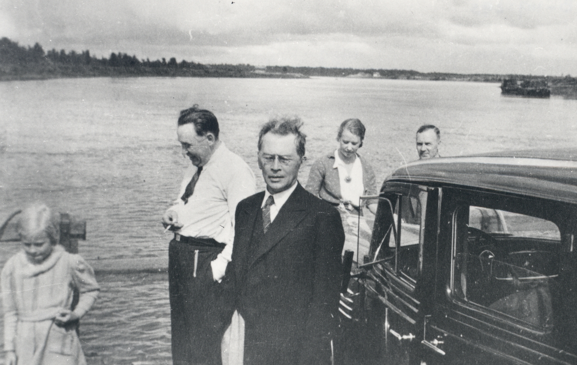 E. Eesorg, ?, f. Tuglas, e. Tuglas, p. Kurvits on Narva River, 1937