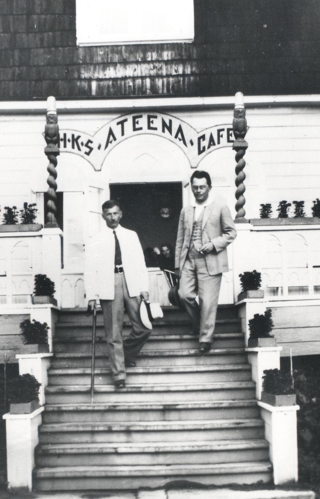K. Ast-Rumor, f. Tuglas in front of "Ateena", where f. Tuglas wrote about the history of the Estonian Kirjameeste Society