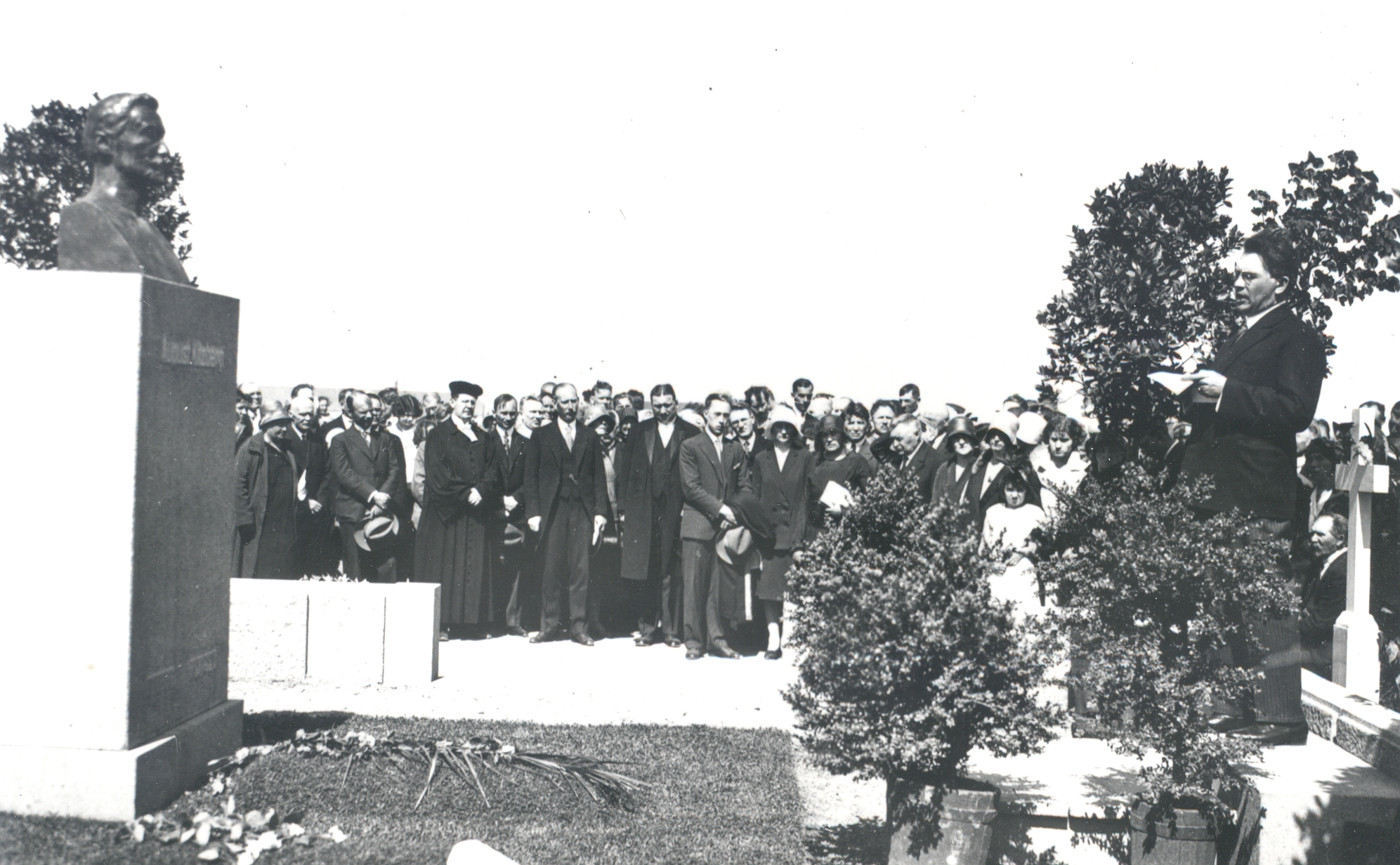 Opening of a. Kirzberg's tomb monument at Tartu-Maarja cemetery 15.06.1930. Speaks in f. Tuglas