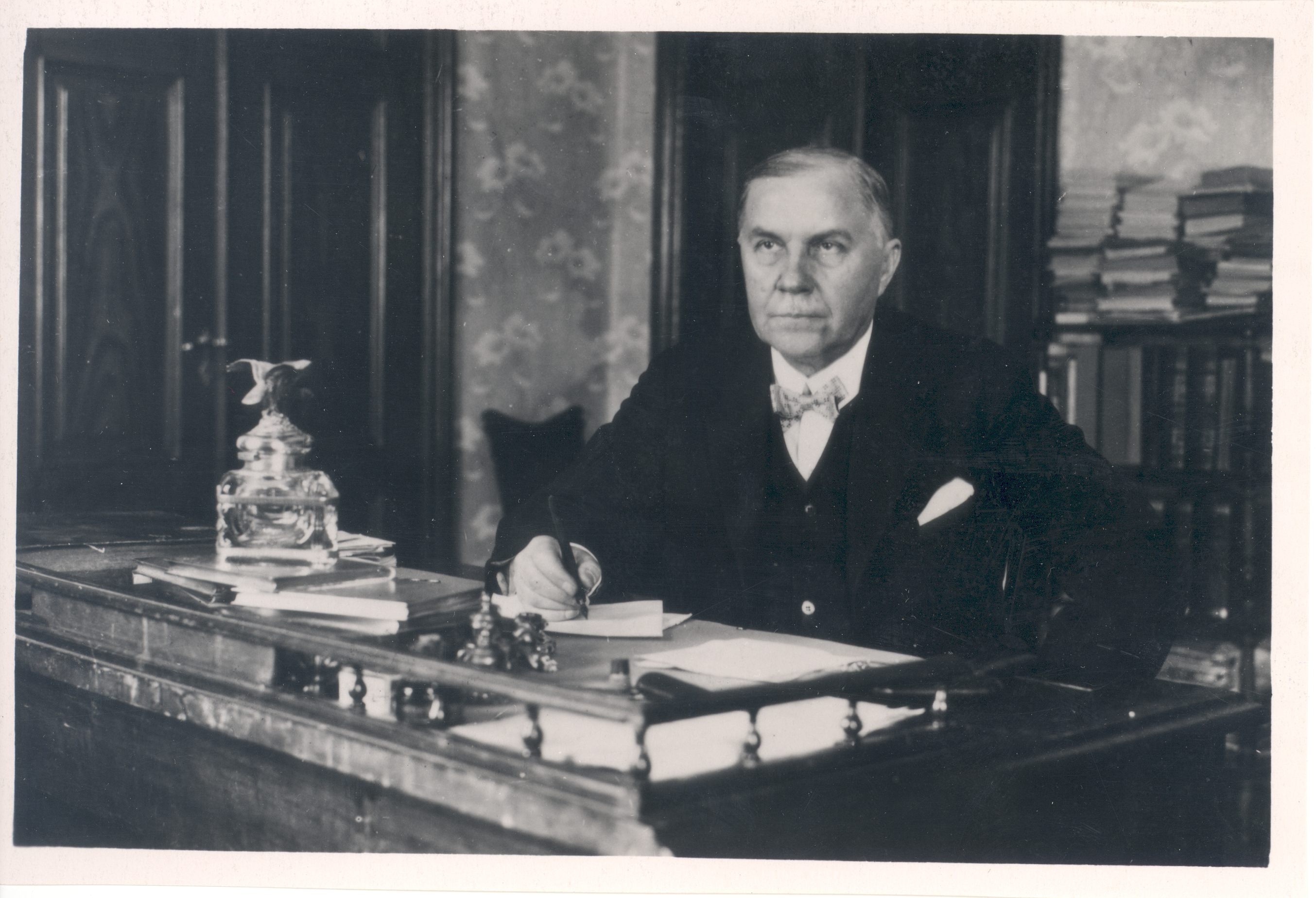 Vilde, Eduard in his workshop in 1925 in Tallinn