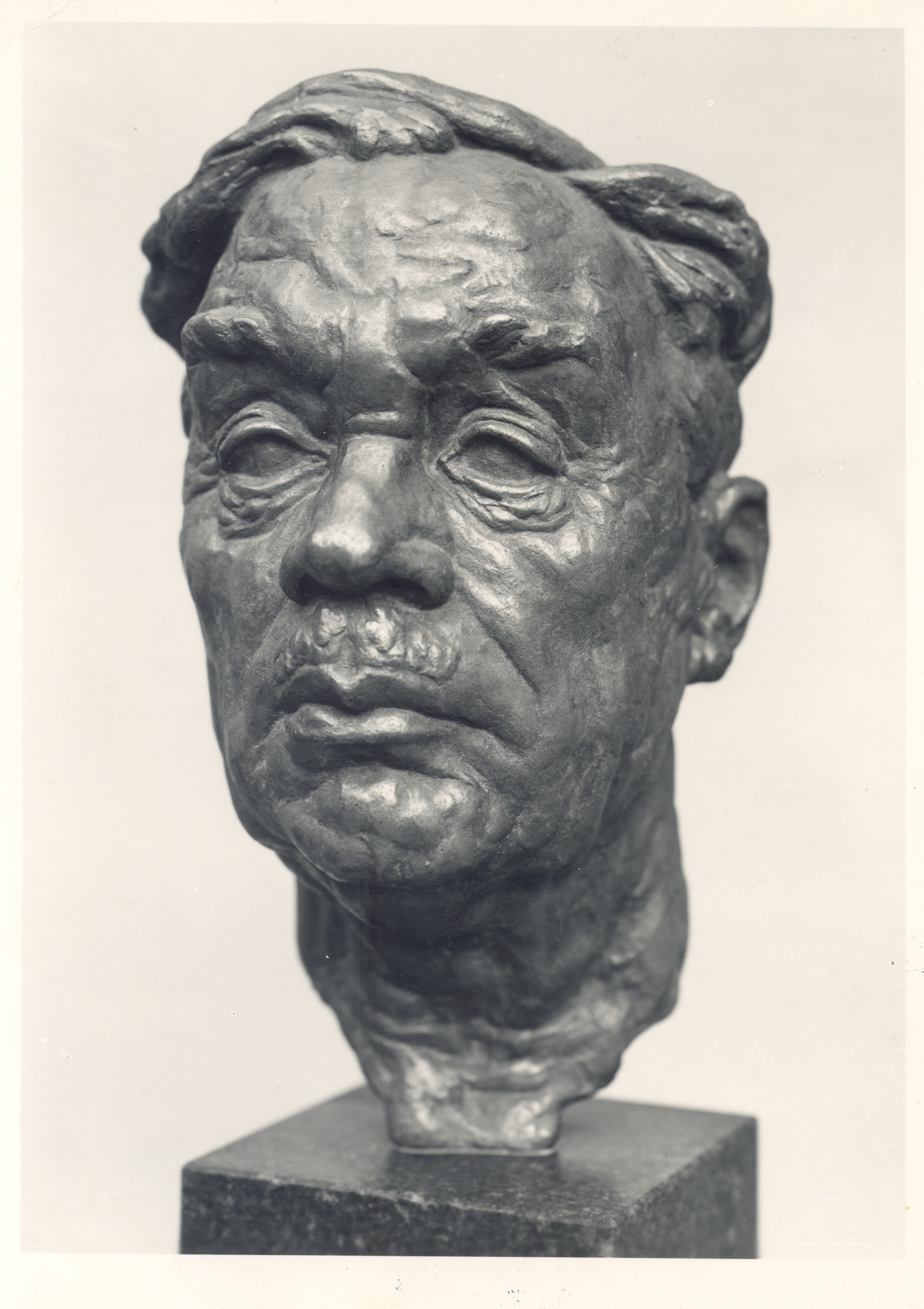 Ed. In front of the Hubel Portrait. Sculptor f. Sannames