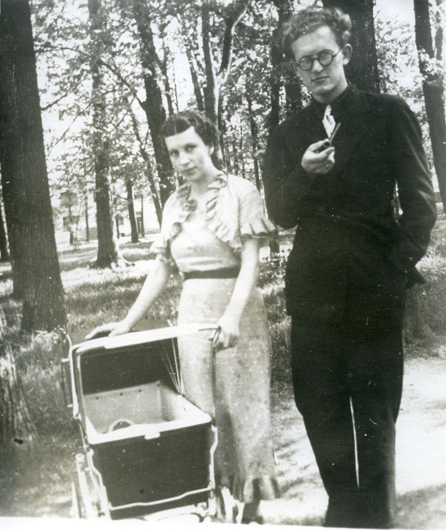 Kersti Merilaas and August Sang in the summer of 1937 in Starvere Park