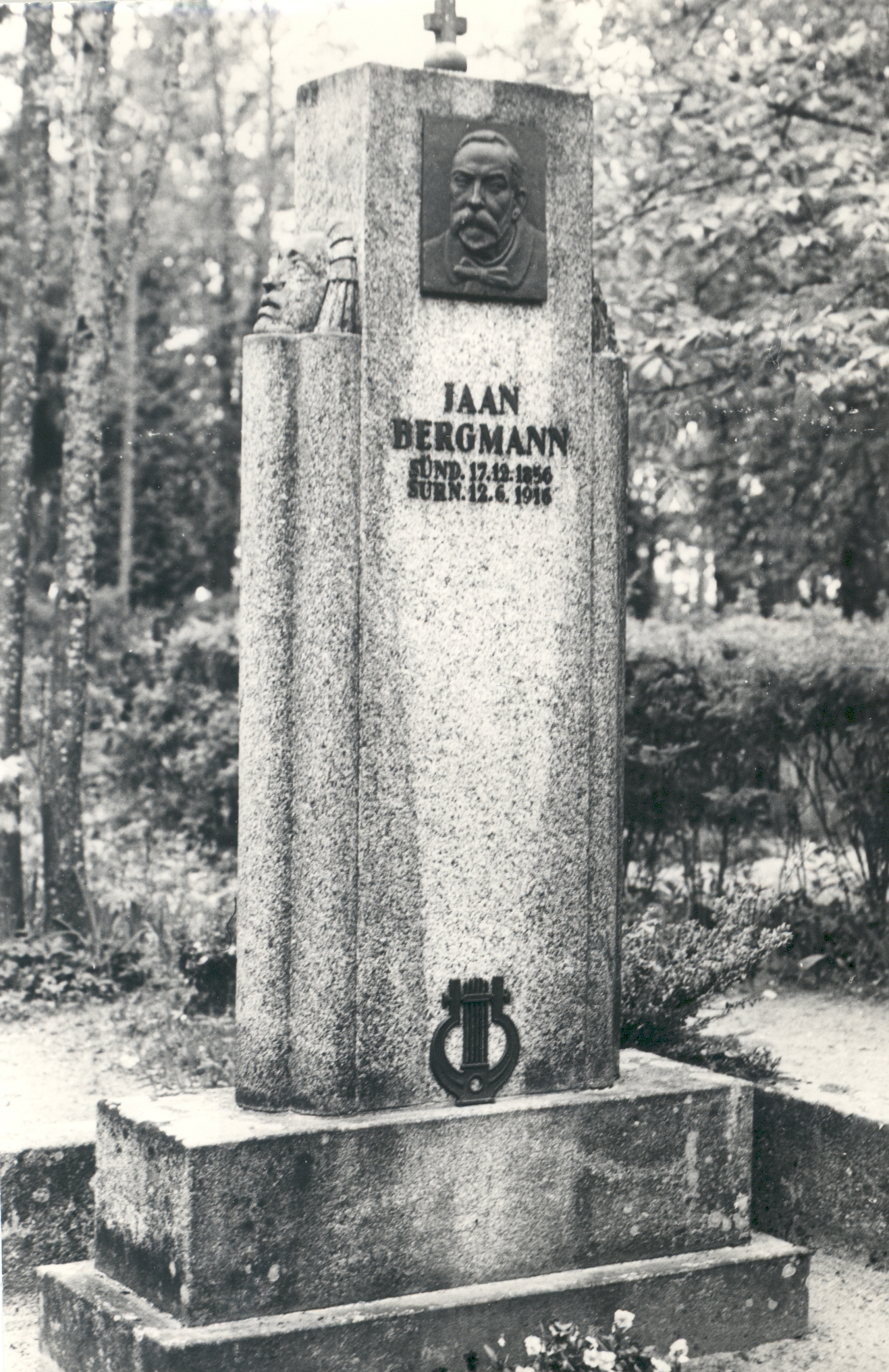 Jaan Bergmann's grave Touch on the cemetery