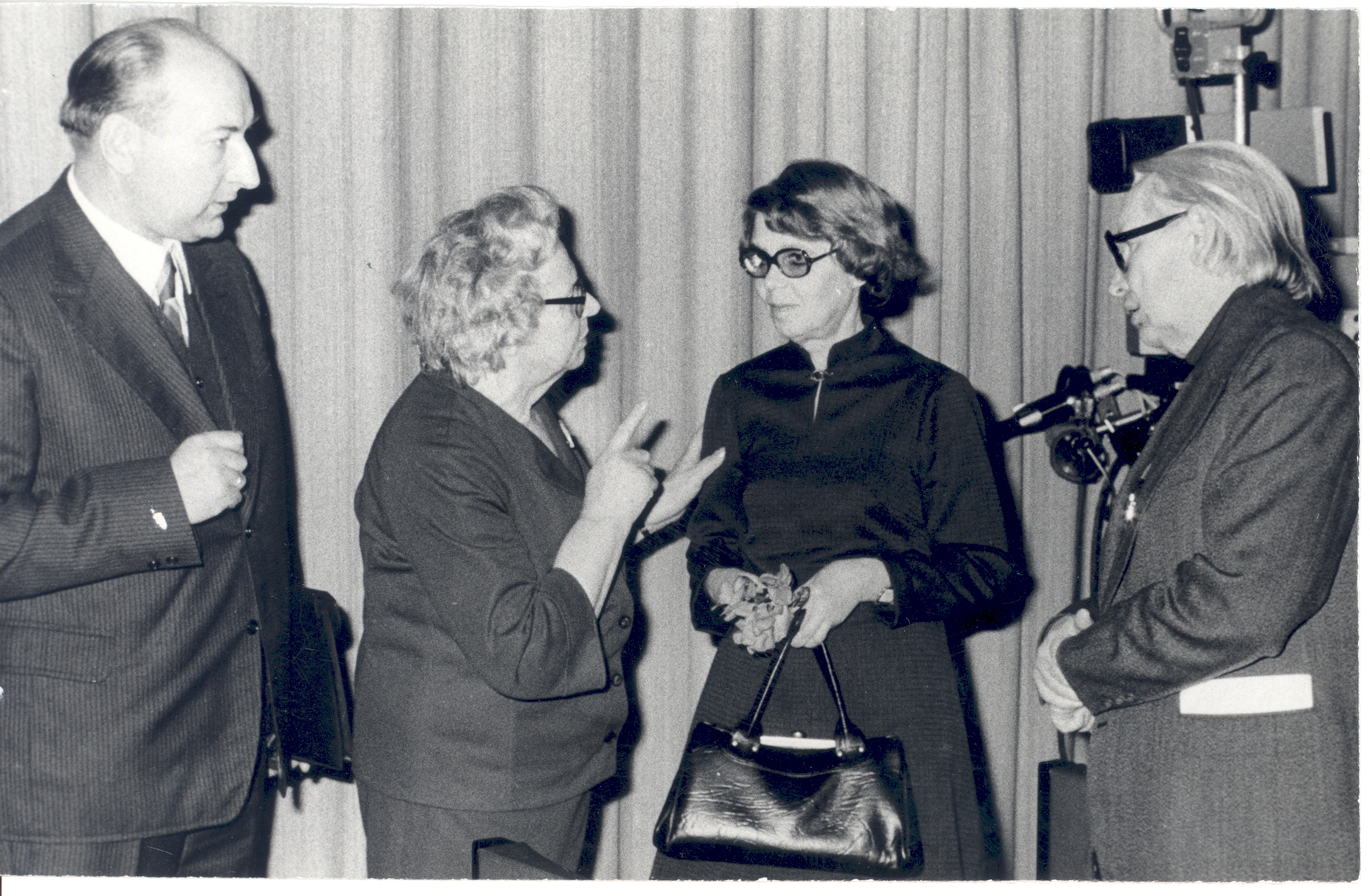 Celebration of the 100th anniversary of the birth of Mait Metsanurga in the house of writers. From the left: 1) Eerik Teder, 2) Ermionia Antson, 3) m. Metsanurga daughter Saare, 3) Paul Kuusberg