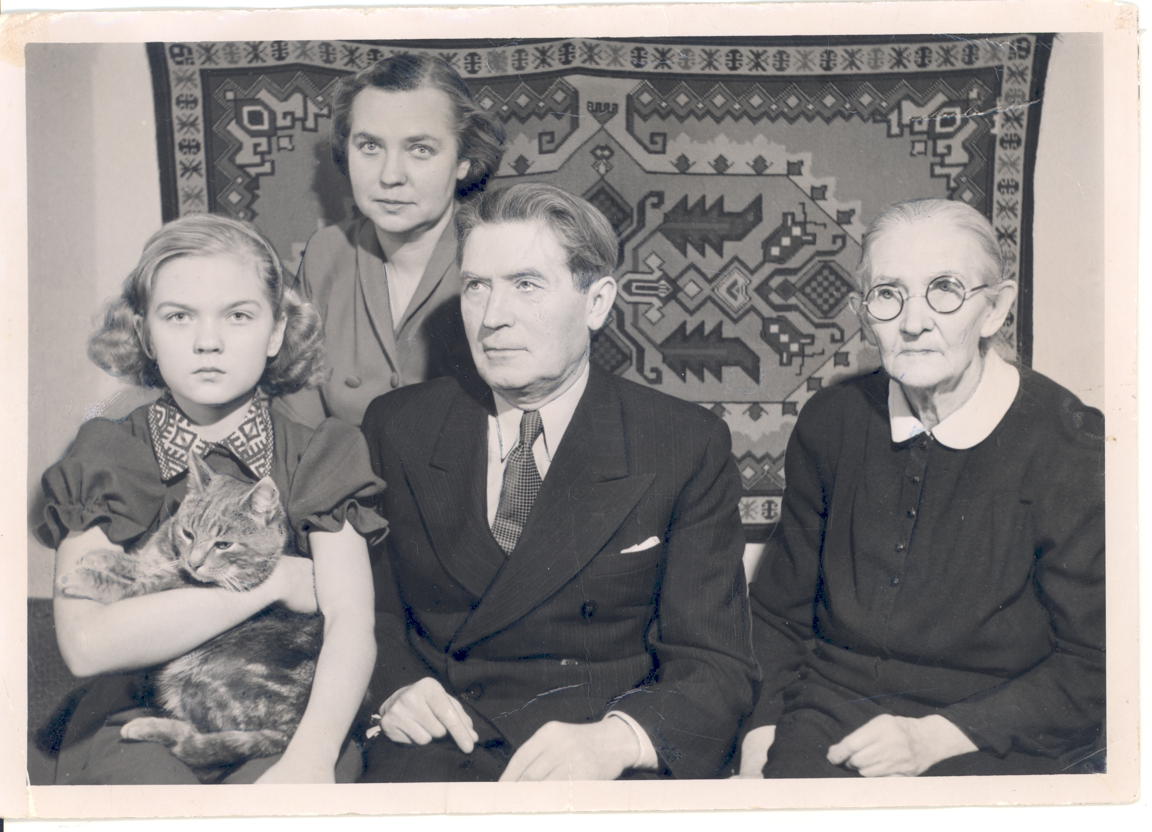 The 70th birthday of Johannes Aaviku in 1950. VAS. : Silvia Aavik, Aleksandra Aavik, Johannes Aavik, Anna Narva