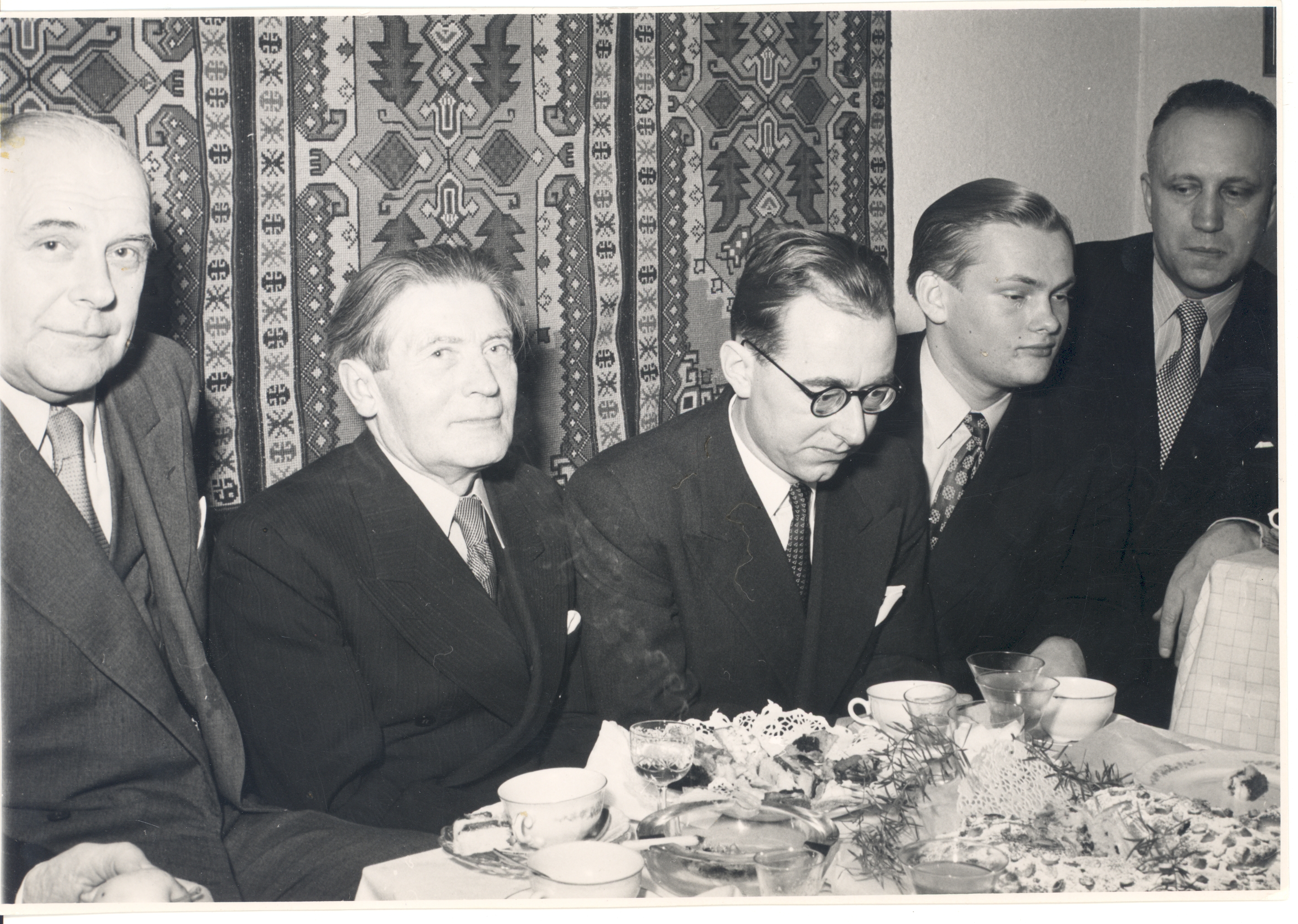 The 70th birthday of Johannes Aaviku in 1950. VAS. : Otto Pukk, Johannes Aavik, Valter Tauli, Reino Sepp