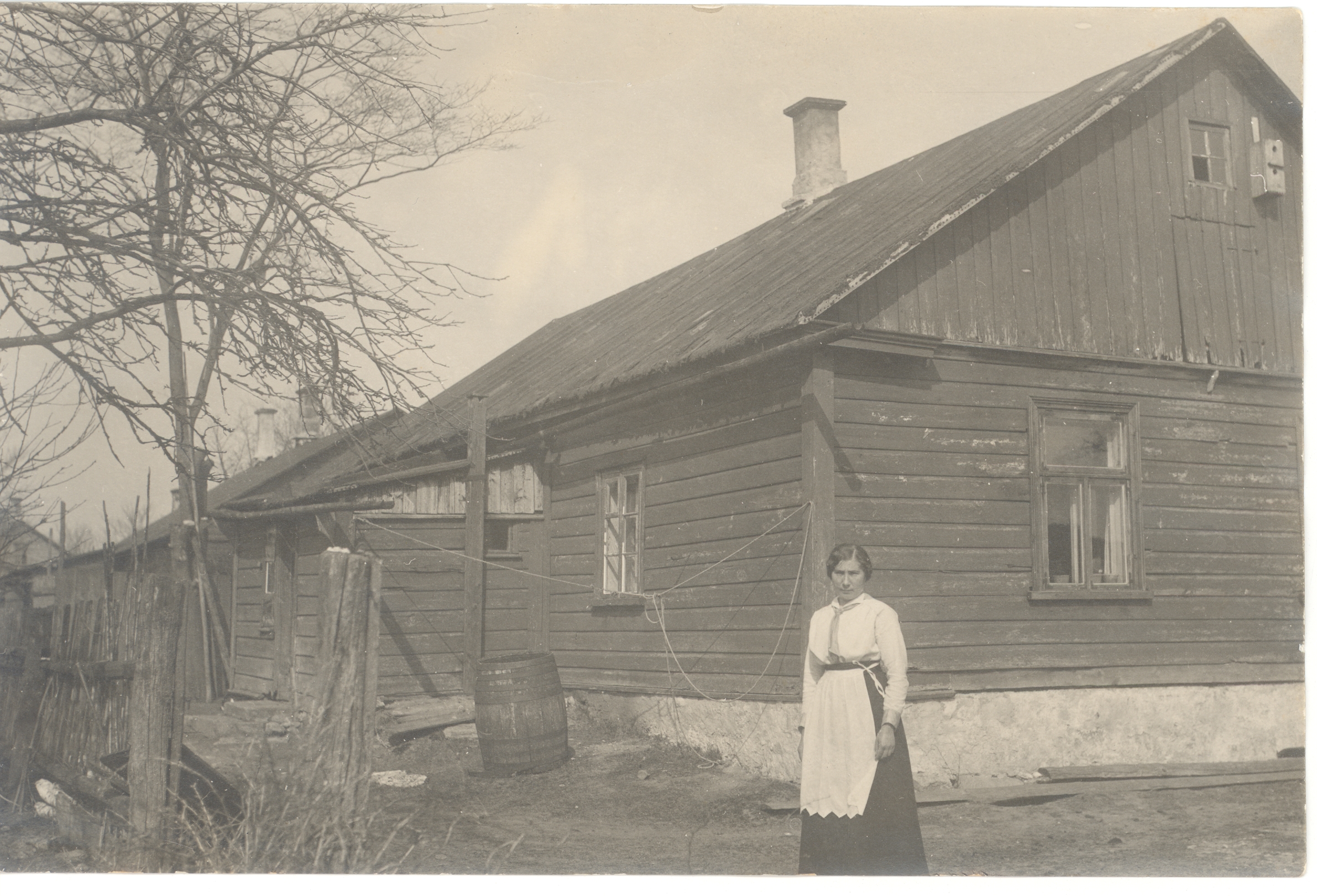 Johannes Aaviku residence in Kuressaare Vallimaa tn. 7 (by the courtyard) In front of the house Liisi Aavik