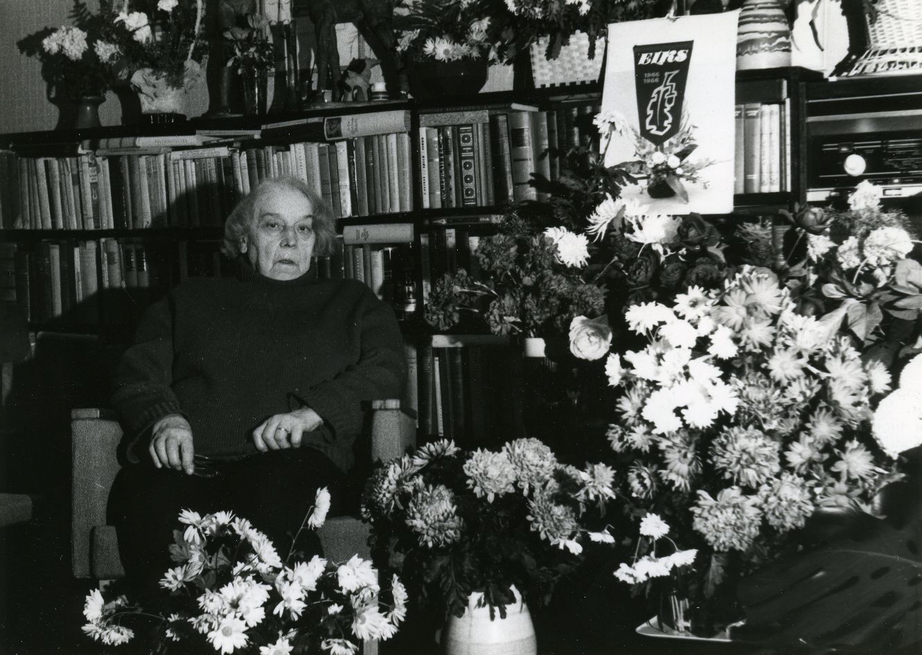 Betti Alver at home in the middle of his 80th anniversary celebrations on November 25th, 1986.