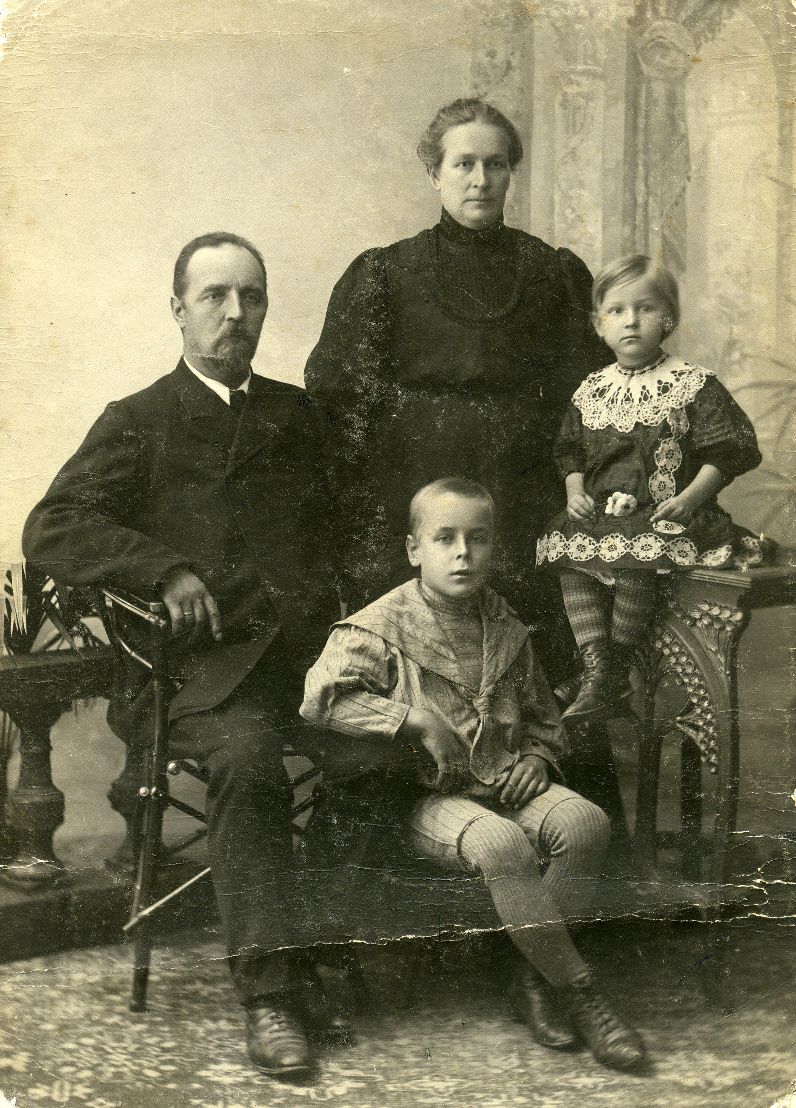 Betti Alver with his brother and his parents on a family picture in approx. 1910.