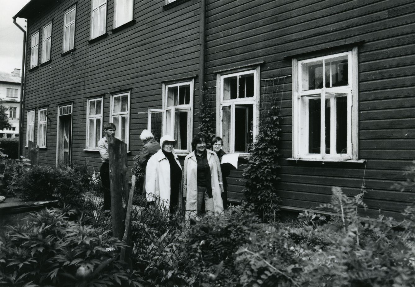 Betti Alver in his former residence in Tartu, Lucki tn. 23. From the left: Betti Alver, Velli Verev, Linda Nigul, Renate Tamm (back) 1982.