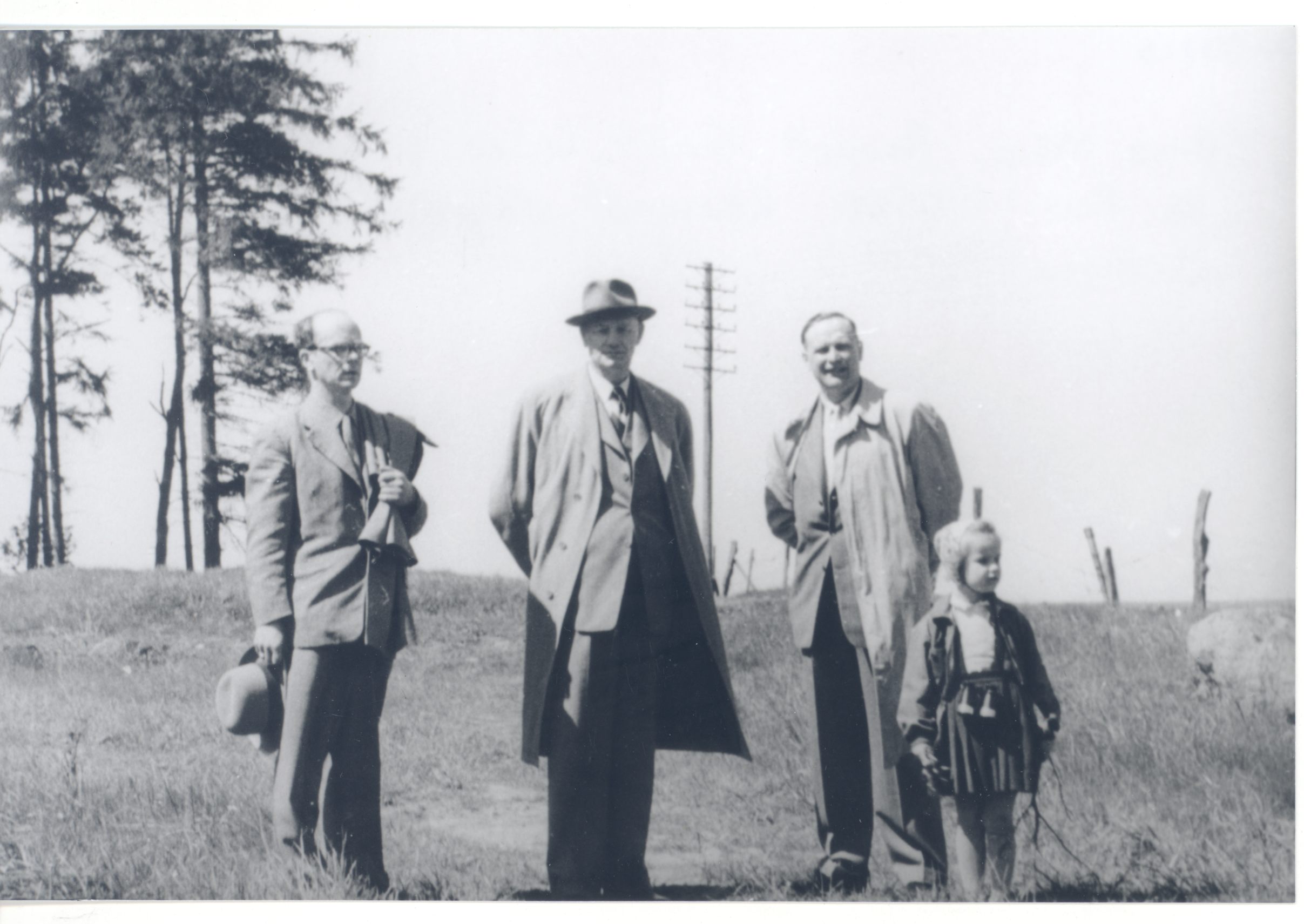 August Gailit, Arvo Mägi, Valev Uibopuu and Eeva Merike Kangro on the exit of Skanes