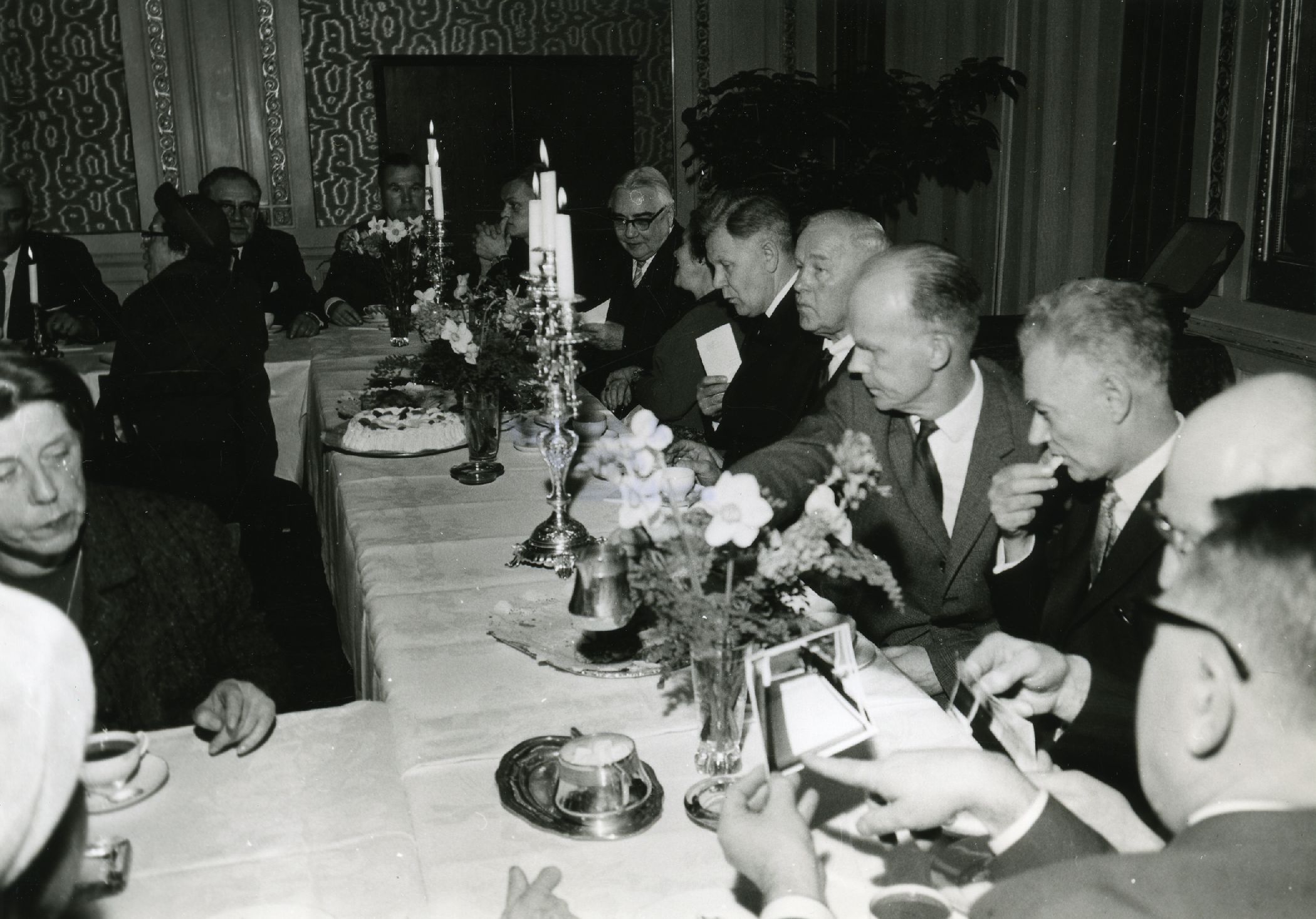 Christmas Eve of the Estonian Committee in 1969? VAS. 2. Adelaide Lemberg, 5. Heinrich Mark, 6. Reino Sepp, 7. Johannes Oskar Lauri, 9. Theodor Künnapas, 10. Artur Reintam, 11. Arvo Mägi, 12. Karl Ristikivi