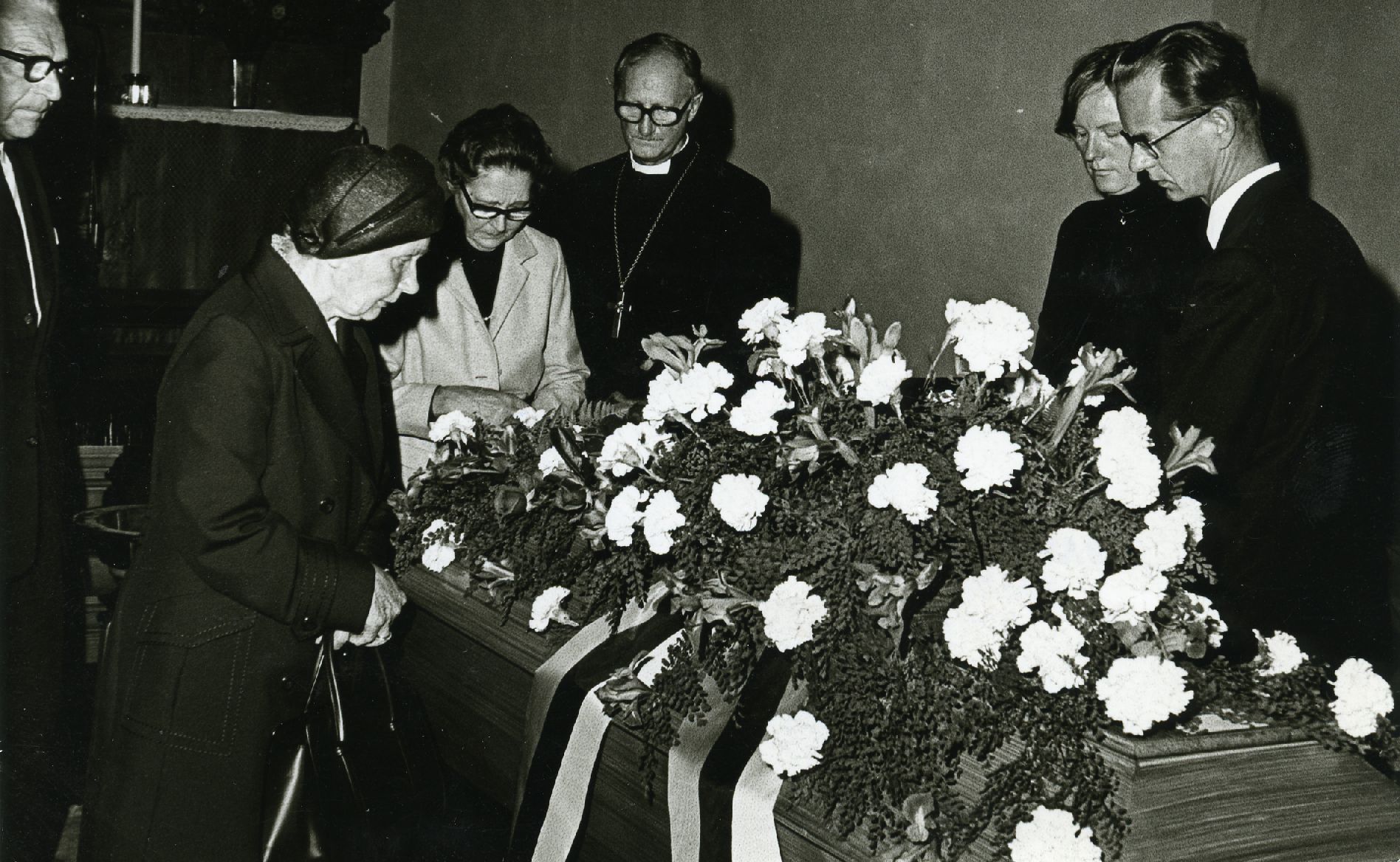 Karl Ristikivi funeral 17.8.1977 at the church of Jacob. VAS. 1. Herman Rajamaa, 4. Konrad Veem, 5. Helga Nõu, 6. Enn Nõu