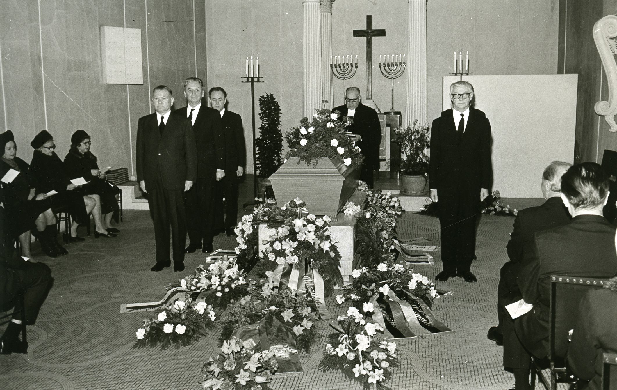 The funeral of John Aaviku 7.4.1973. Front vas. 1. Heinrich Mark, par. Front Karl Ristikivi