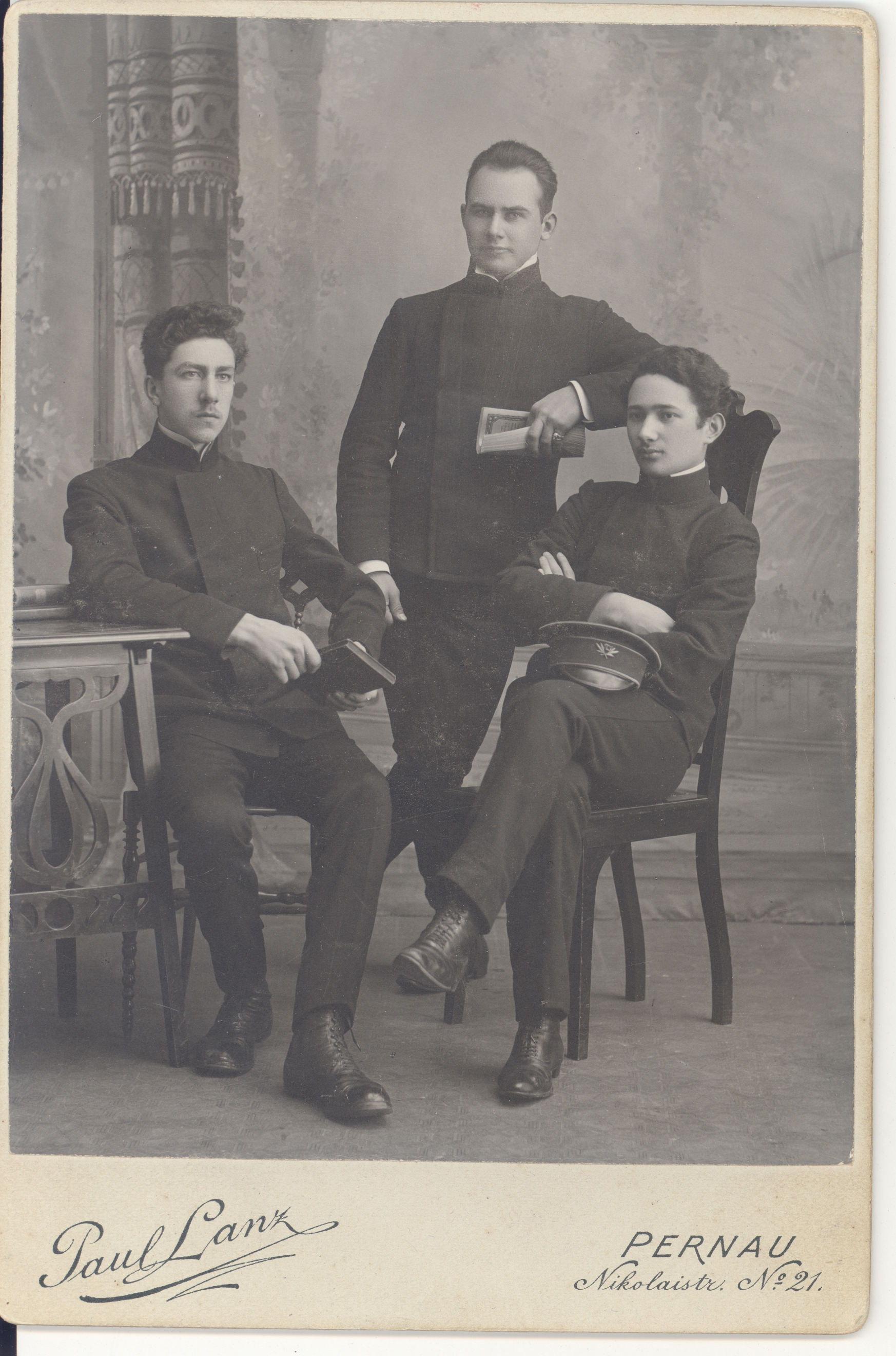 Johannes Vares-Barbarus (in the middle) during the secondary school with his associates