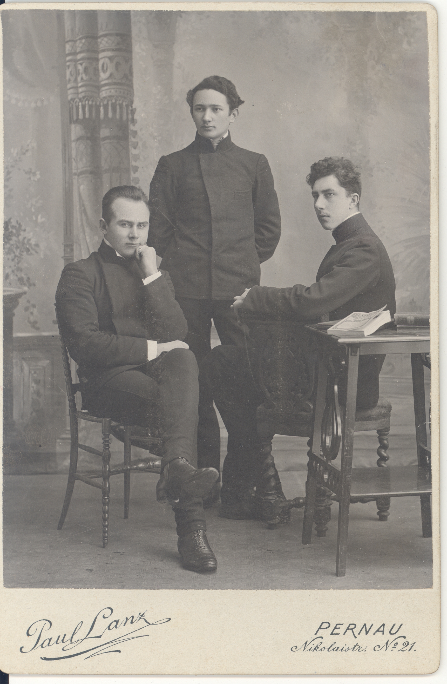 Johannes Vares-Barbarus (first left) with fellow students in Pärnu