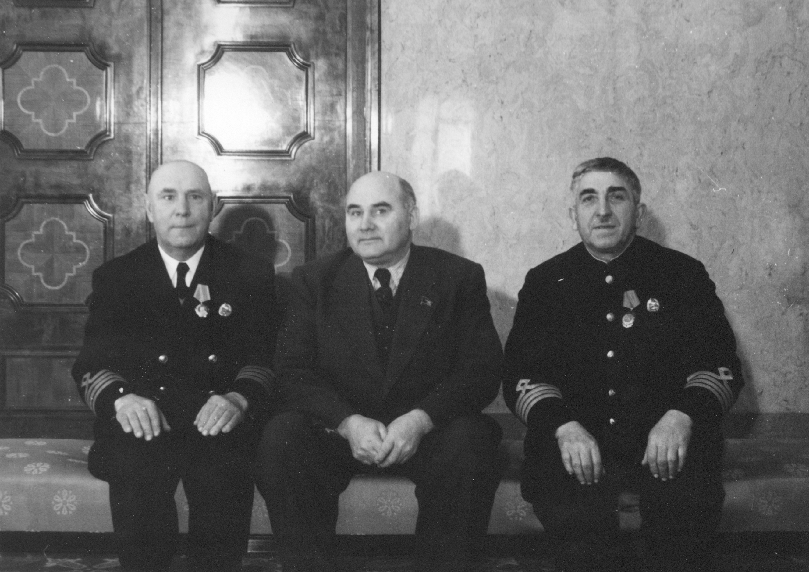 Johannes Vares-Barbarus (in the middle)