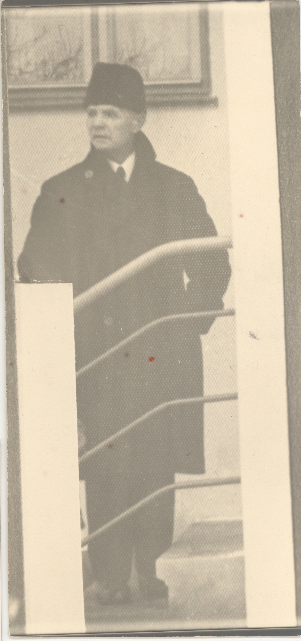 K. e. Sööt on the staircase of Einasto House, 1938