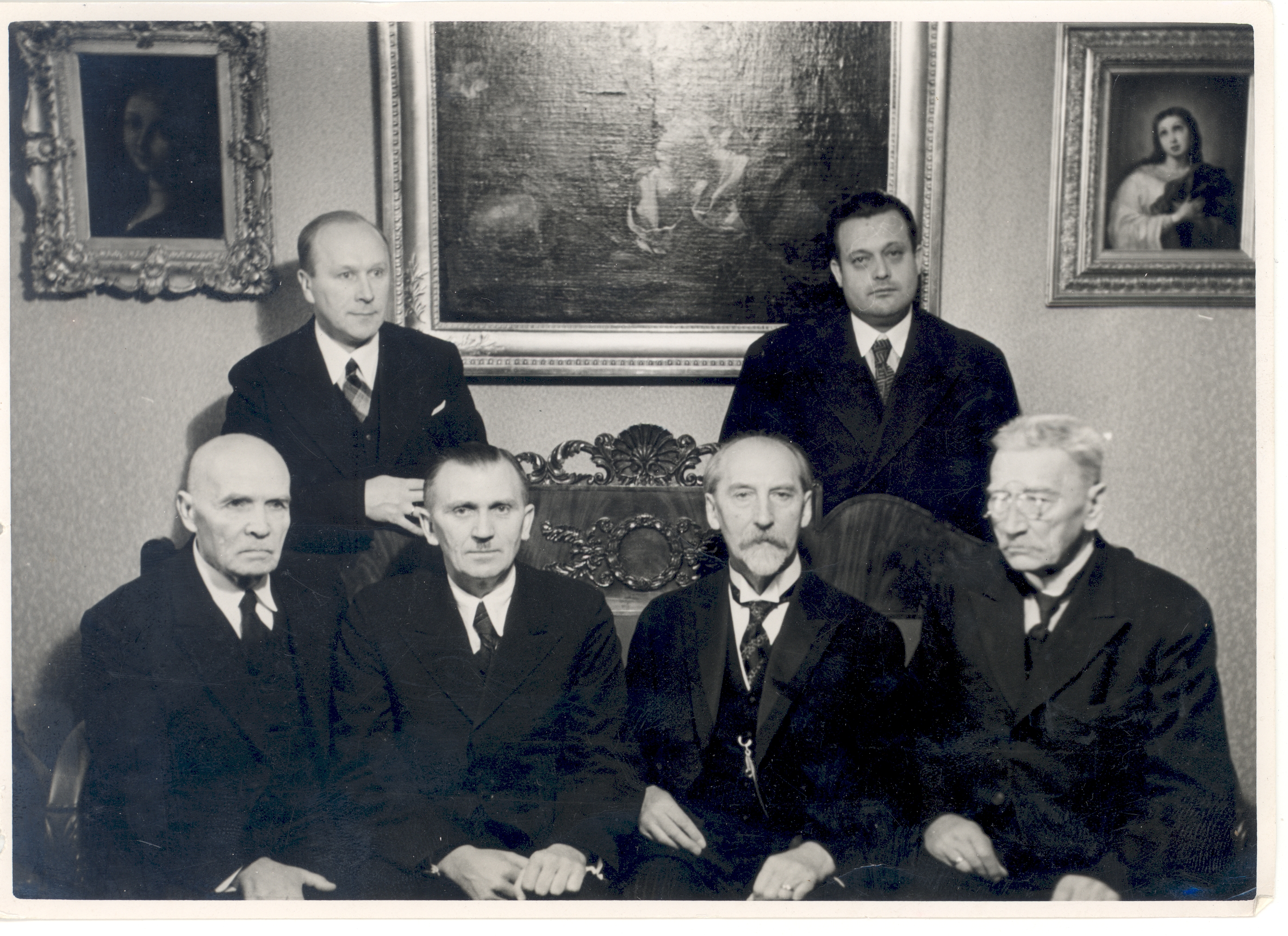 In 1939, Jaan Tõnisson's apartment in Tööstuse Street. The picture includes members of the board of the Estonian Farmers Society and 2 loud members - K. e. Sööt (loudige), h. Lauri (s. Chairman), Jaan Tõnisson (loudige), J. Brandt (president), second row a. Parosta and p. Kanarik