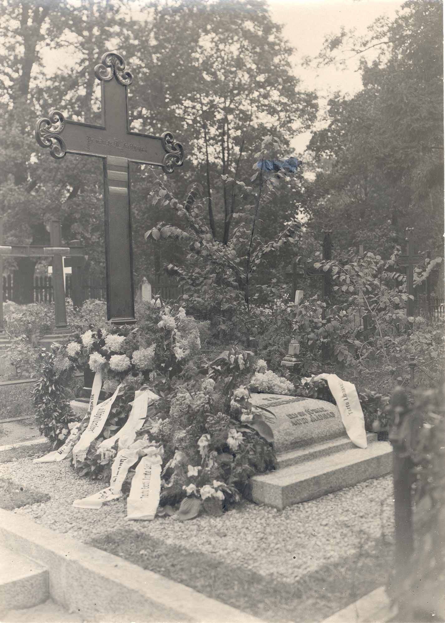 The grave of Faehlmann, f. R. after restoration