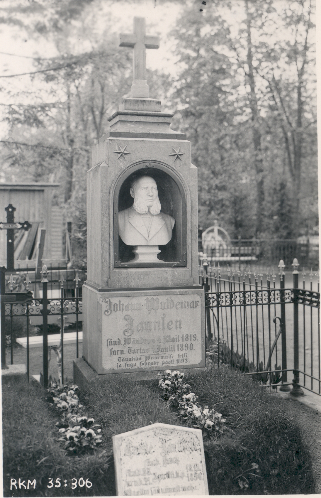 J. W. Jannsen's grave on the cemetery of Tartu Maarja