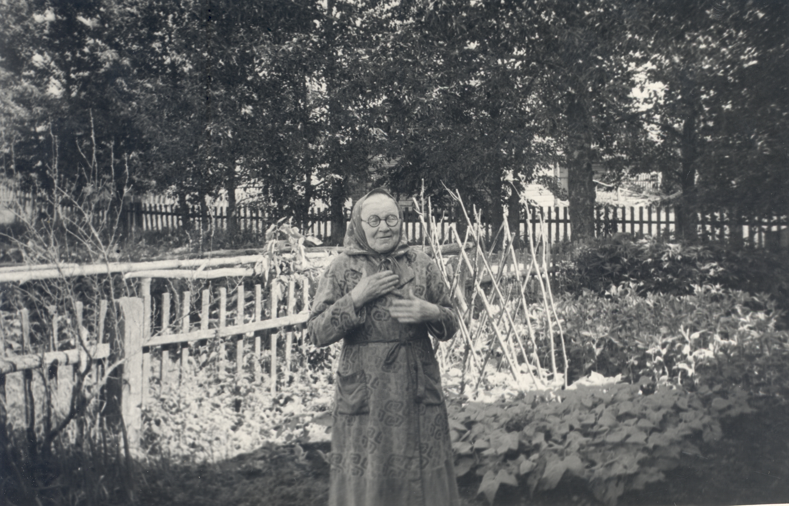 O. Munther house in Aluperes. At the forefront of the writer's brother-girl Marie Laissaar