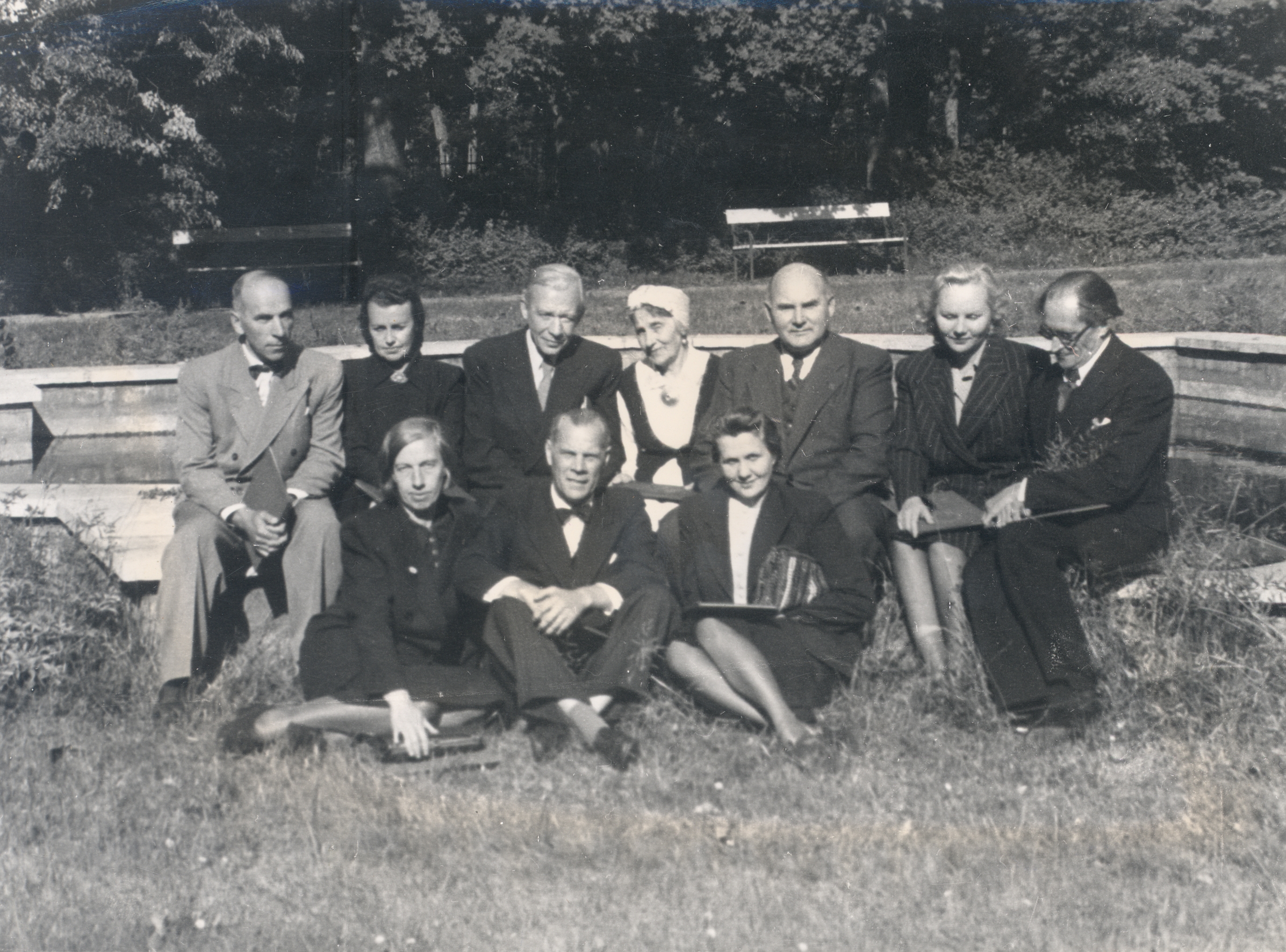 Group picture: ül. VAS. 1. J. Semper, 2. Elsa Maasik, 3. Hugo Laur, 4. Anna Tamm, 5. J. Vares-Barbarus, 6. March Rungi, 7. Albert Üksip; below vas. 1. Natalie Mei, Agu Lower and Olga Lund