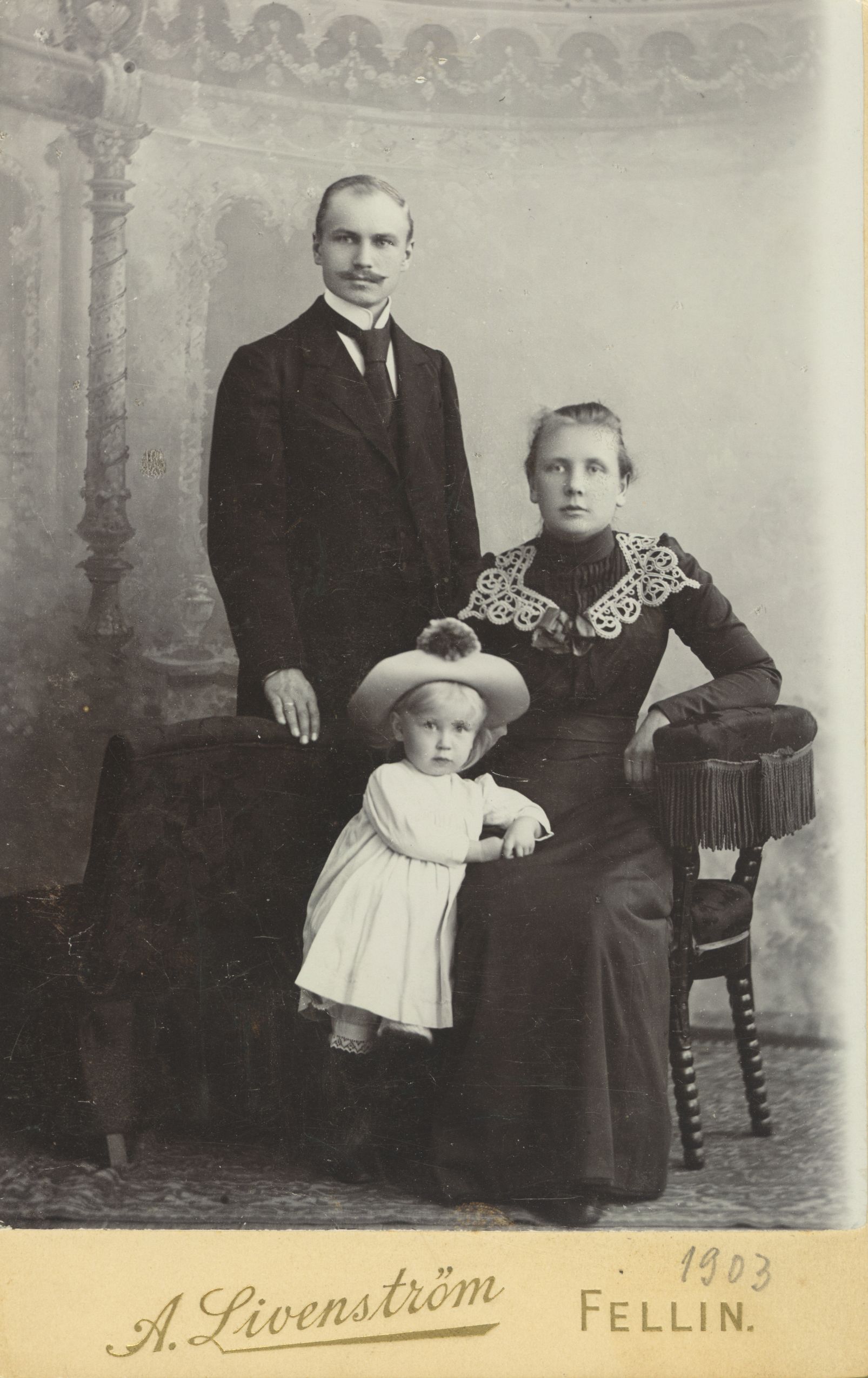 Mihkel Kampmann-Kampmaa's wife and daughter in 1902 or 1903