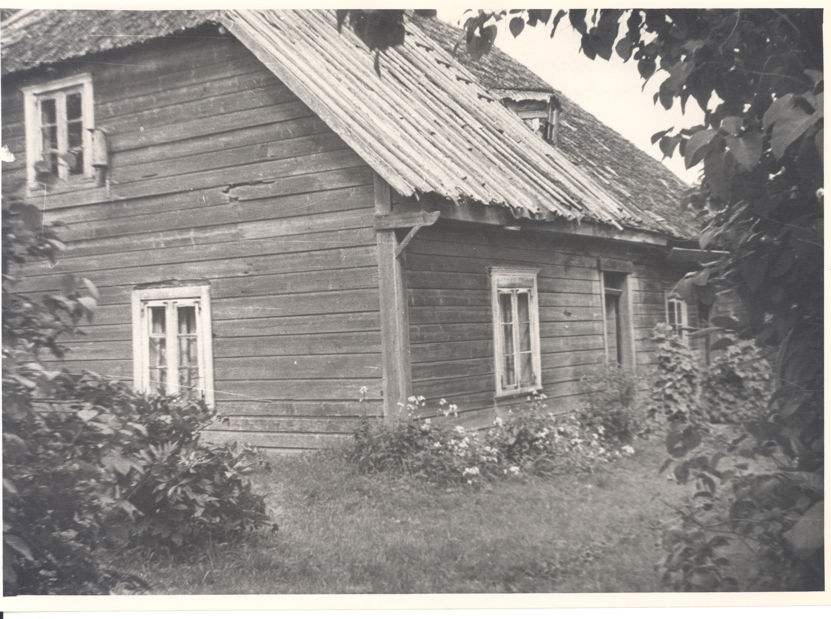 Raani farm house in Heimtal, where Joh has stopped in summer. Vares-Barbarus with his sister. View of the park by