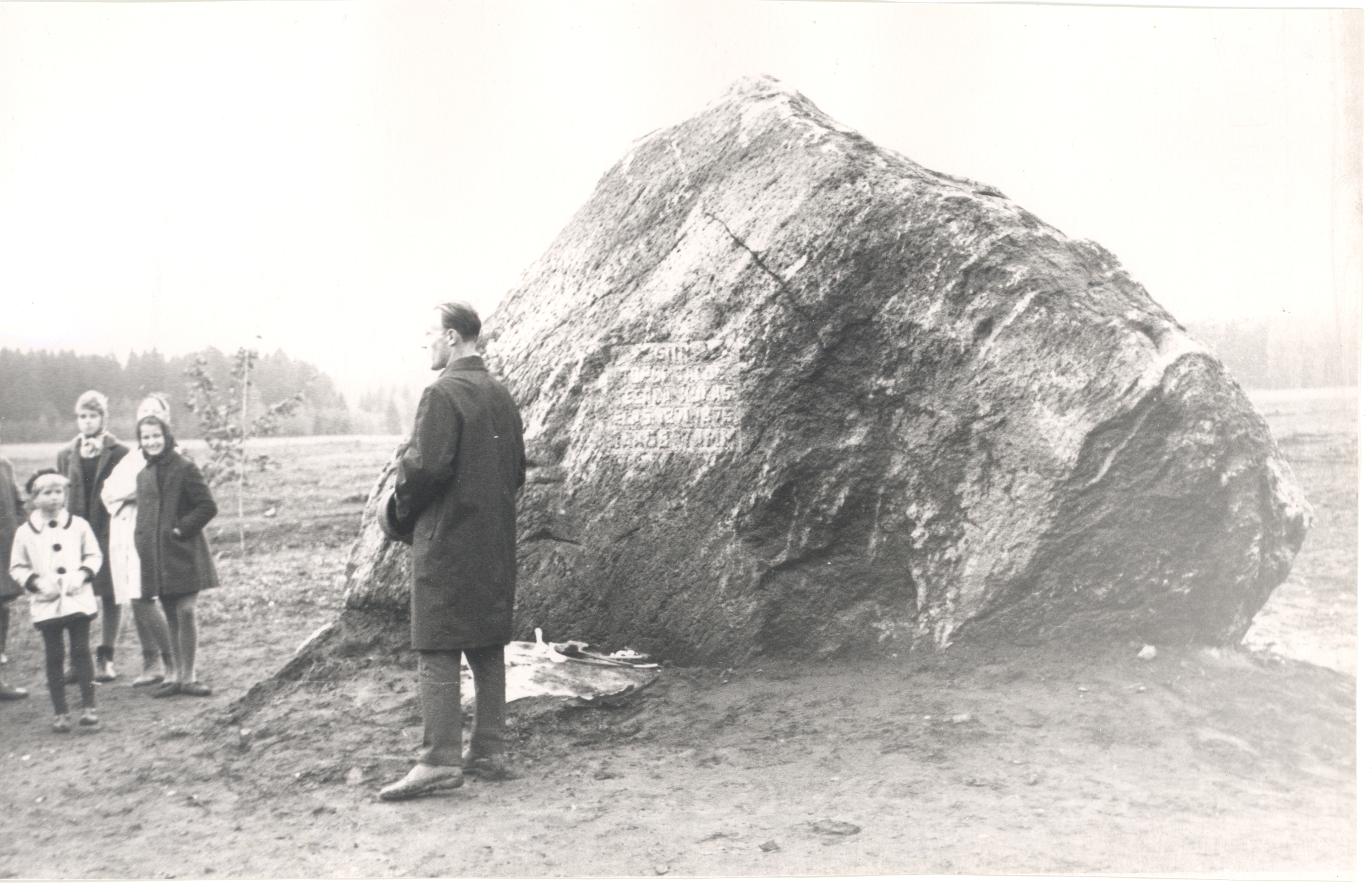 Jakob Tamme's memorial stone opening itself. Ring khk. Teedla Manor in Tops Farm