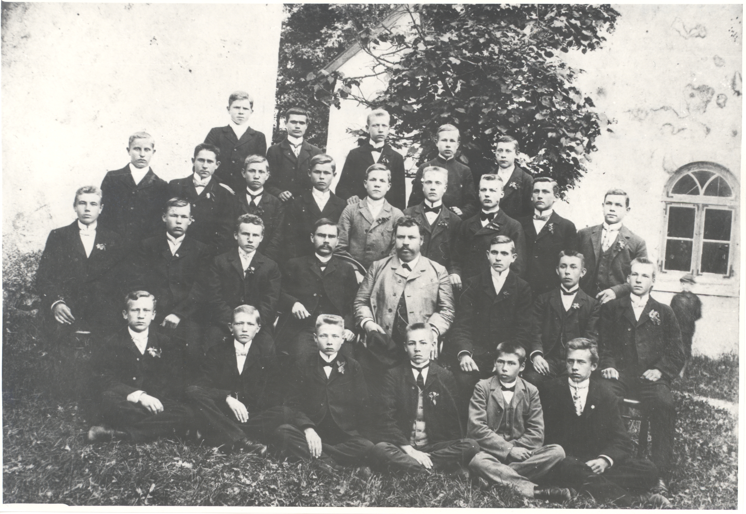 Students from Väike-Maarja County School with Head of Jakob Tamme